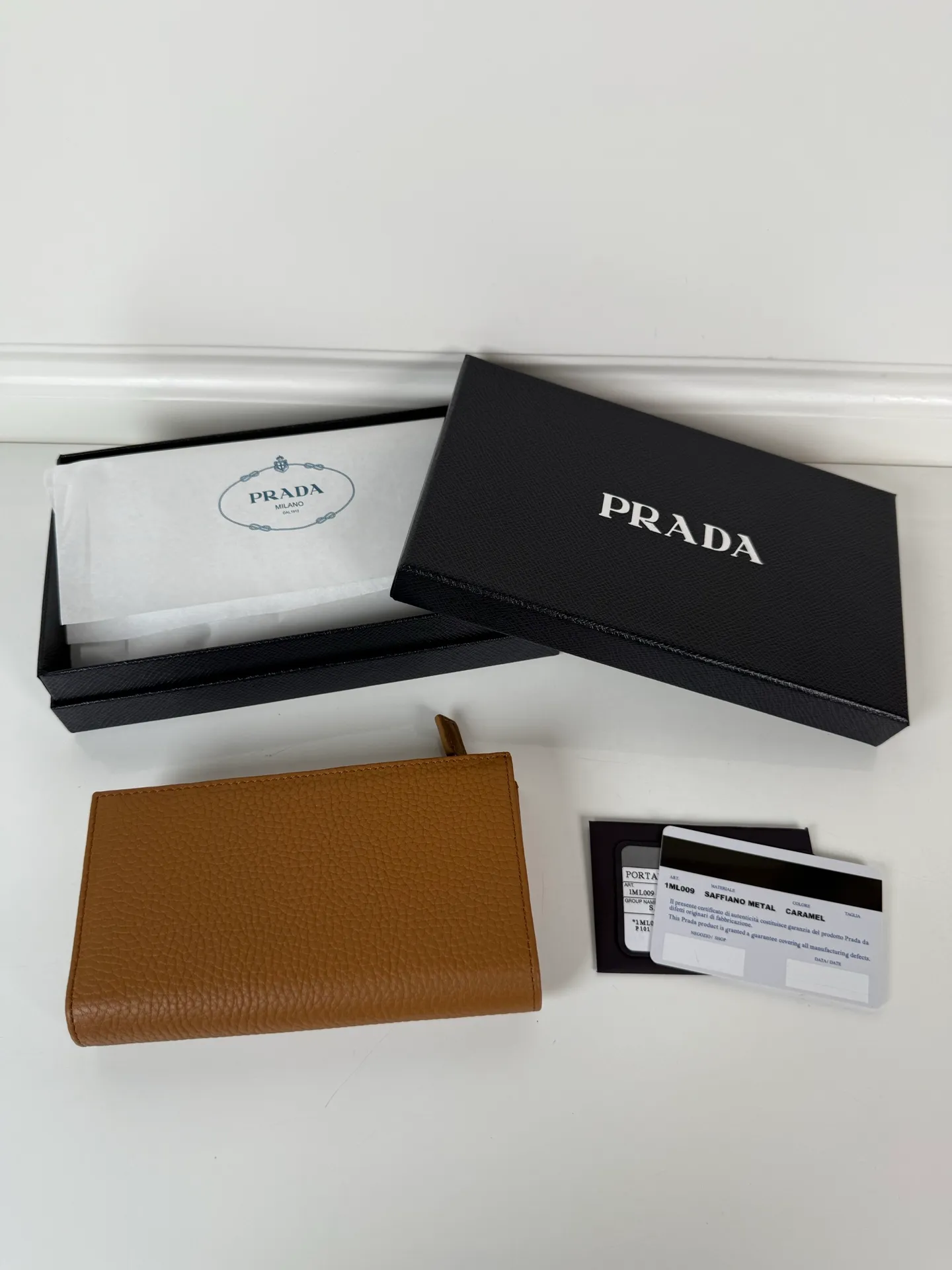 💰600, exquisite leather wallet with snap button closure. Decorated with Prada loose lettering Item number: 1ML009_2CYS_F03BH Snap fastening Embossed logo, 1 receipt compartment, 12 card slots, 3 document pockets Internal zippered coin pocket Buckskin and Saffiano leather lining, Height: 16cm Width: 9.5cm