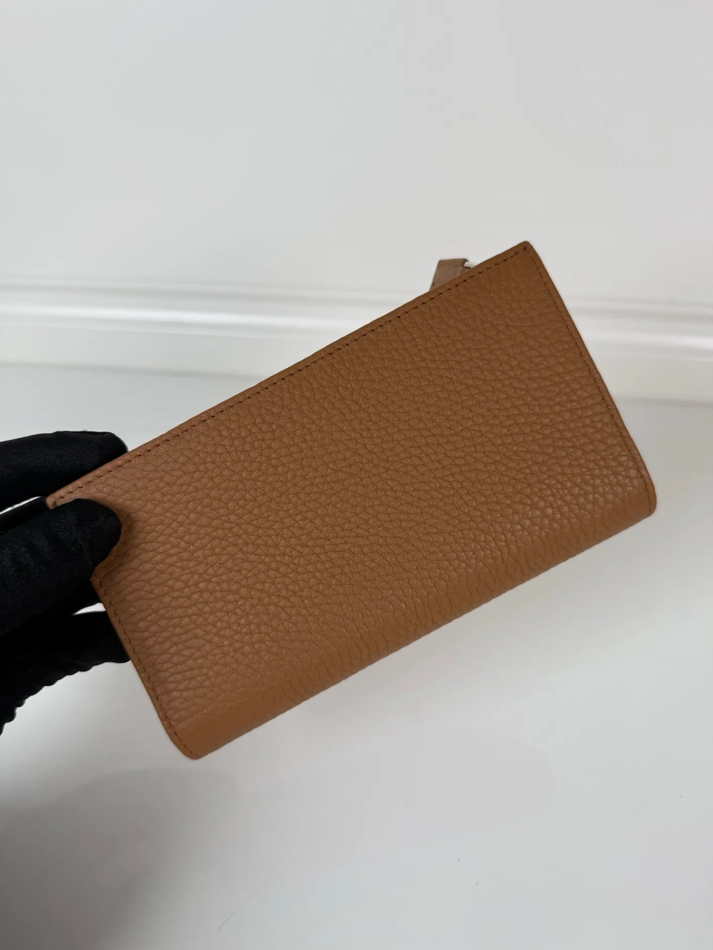 💰600, exquisite leather wallet with snap button closure. Decorated with Prada loose lettering Item number: 1ML009_2CYS_F03BH Snap fastening Embossed logo, 1 receipt compartment, 12 card slots, 3 document pockets Internal zippered coin pocket Buckskin and Saffiano leather lining, Height: 16cm Width: 9.5cm