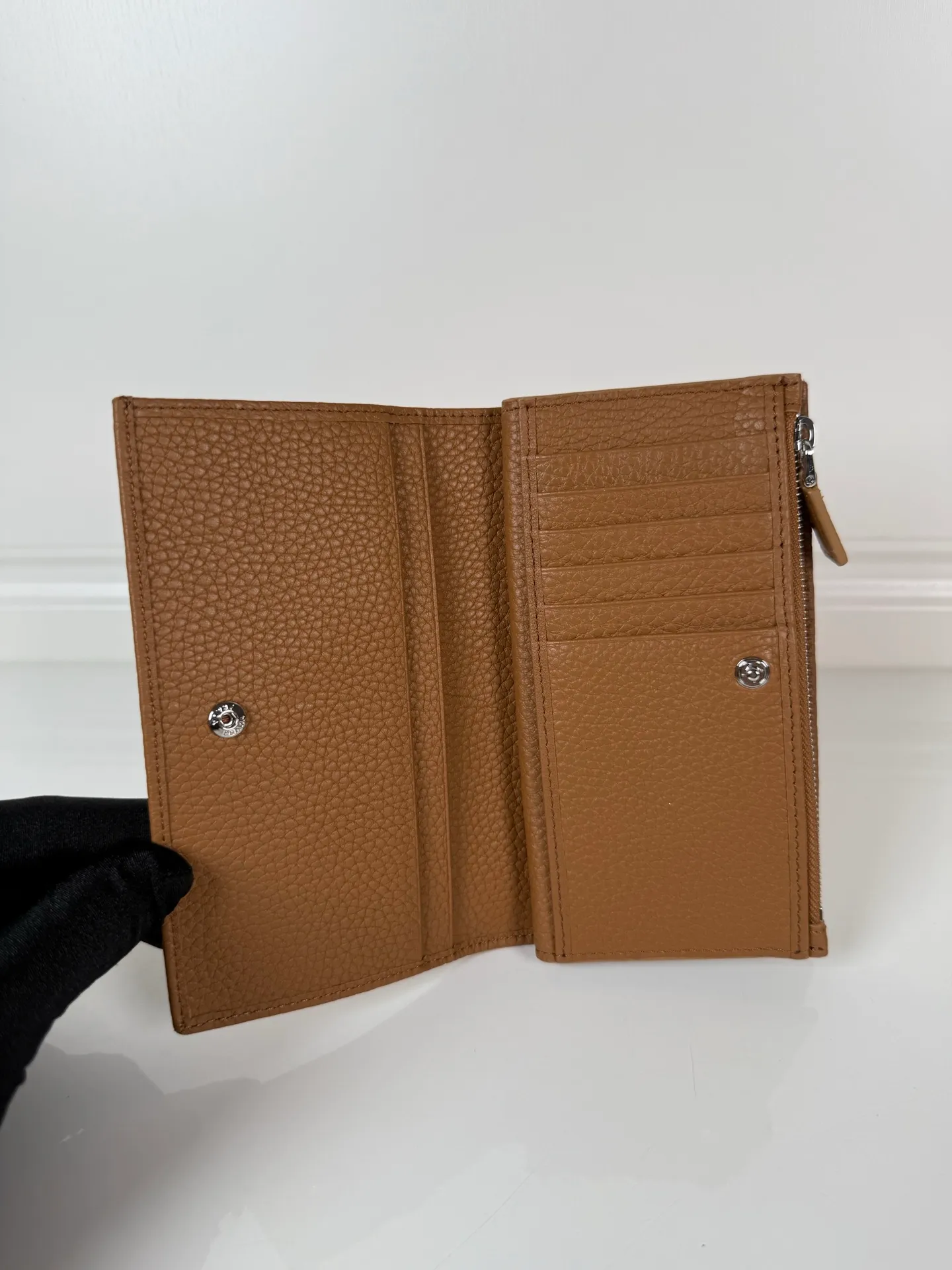 💰600, exquisite leather wallet with snap button closure. Decorated with Prada loose lettering Item number: 1ML009_2CYS_F03BH Snap fastening Embossed logo, 1 receipt compartment, 12 card slots, 3 document pockets Internal zippered coin pocket Buckskin and Saffiano leather lining, Height: 16cm Width: 9.5cm