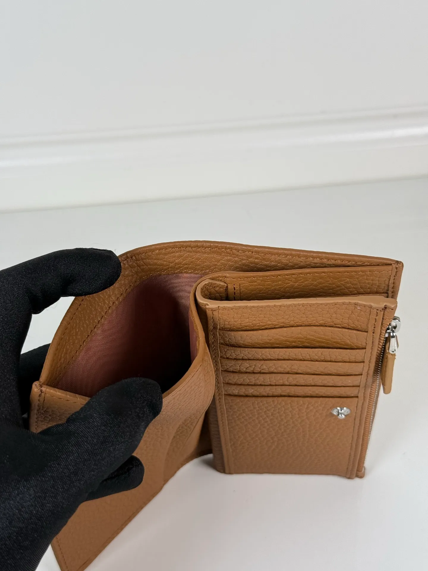💰600, exquisite leather wallet with snap button closure. Decorated with Prada loose lettering Item number: 1ML009_2CYS_F03BH Snap fastening Embossed logo, 1 receipt compartment, 12 card slots, 3 document pockets Internal zippered coin pocket Buckskin and Saffiano leather lining, Height: 16cm Width: 9.5cm