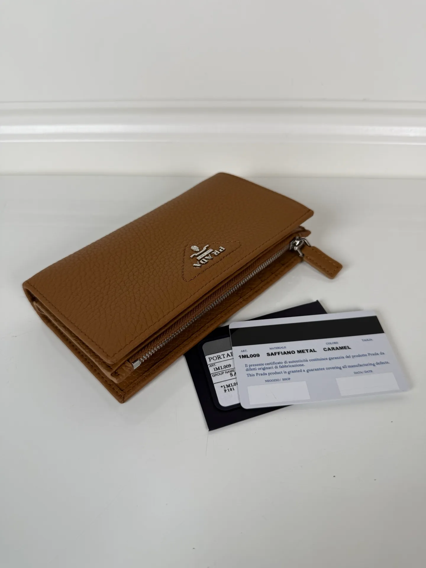 💰600, exquisite leather wallet with snap button closure. Decorated with Prada loose lettering Item number: 1ML009_2CYS_F03BH Snap fastening Embossed logo, 1 receipt compartment, 12 card slots, 3 document pockets Internal zippered coin pocket Buckskin and Saffiano leather lining, Height: 16cm Width: 9.5cm