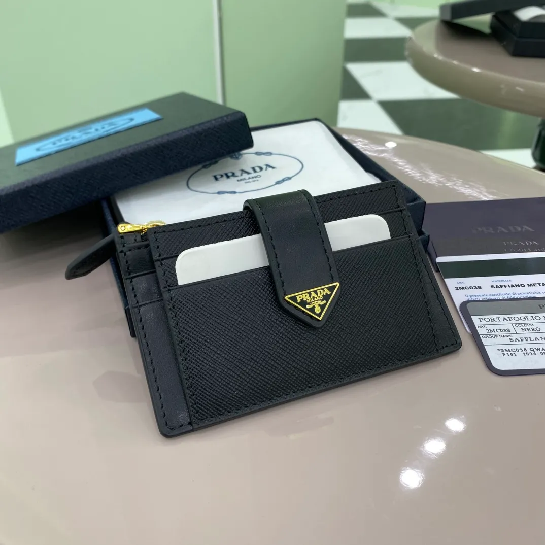 P440 [Top original order] PRADA's popular card holder for women💼The latest style in the counter, synchronized with the official website, genuine product development, model 1MC038, 164 OEM code💋This exquisite card holder combines smooth leather and Saffiano leather details. Saffiano leather has a cross-hatched texture and is Prada’s signature material. The design is simple and elegant, and the enameled triangle logo is decorated on it, showing the iconic elements. It also comes with a zipper bag with five card slots🏅️🏅️🏅️Dimensions: 12cm long and 7.5cm high