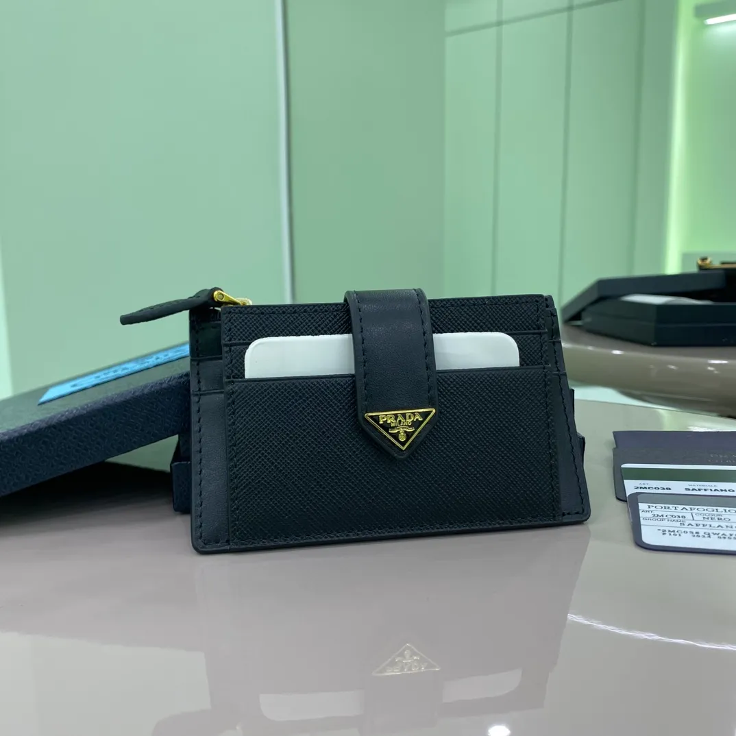 P440 [Top original order] PRADA's popular card holder for women💼The latest style in the counter, synchronized with the official website, genuine product development, model 1MC038, 164 OEM code💋This exquisite card holder combines smooth leather and Saffiano leather details. Saffiano leather has a cross-hatched texture and is Prada’s signature material. The design is simple and elegant, and the enameled triangle logo is decorated on it, showing the iconic elements. It also comes with a zipper bag with five card slots🏅️🏅️🏅️Dimensions: 12cm long and 7.5cm high