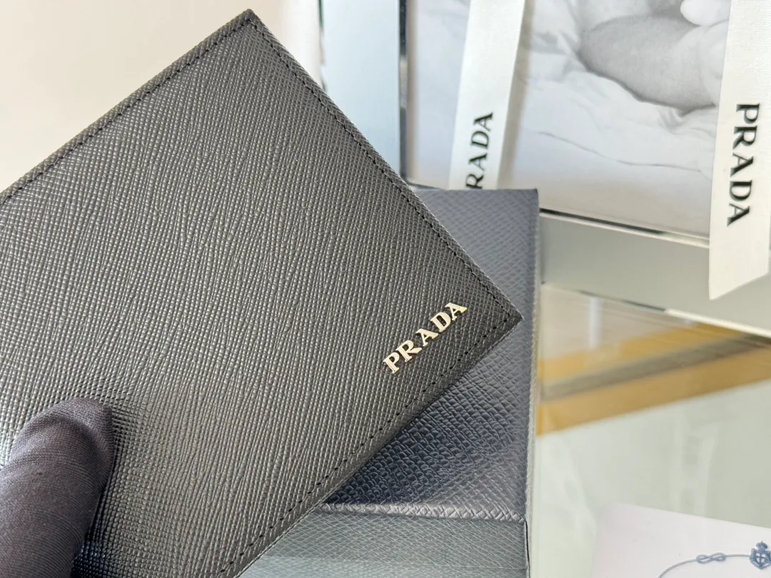 prada men's cross pattern short clip, easy to store, can hold 8 cards and cash, a must-have for men, model 2M0513, original quality, Saffiano cross pattern➕made from imported hardware, size 11cm×9.5cm, color as shown