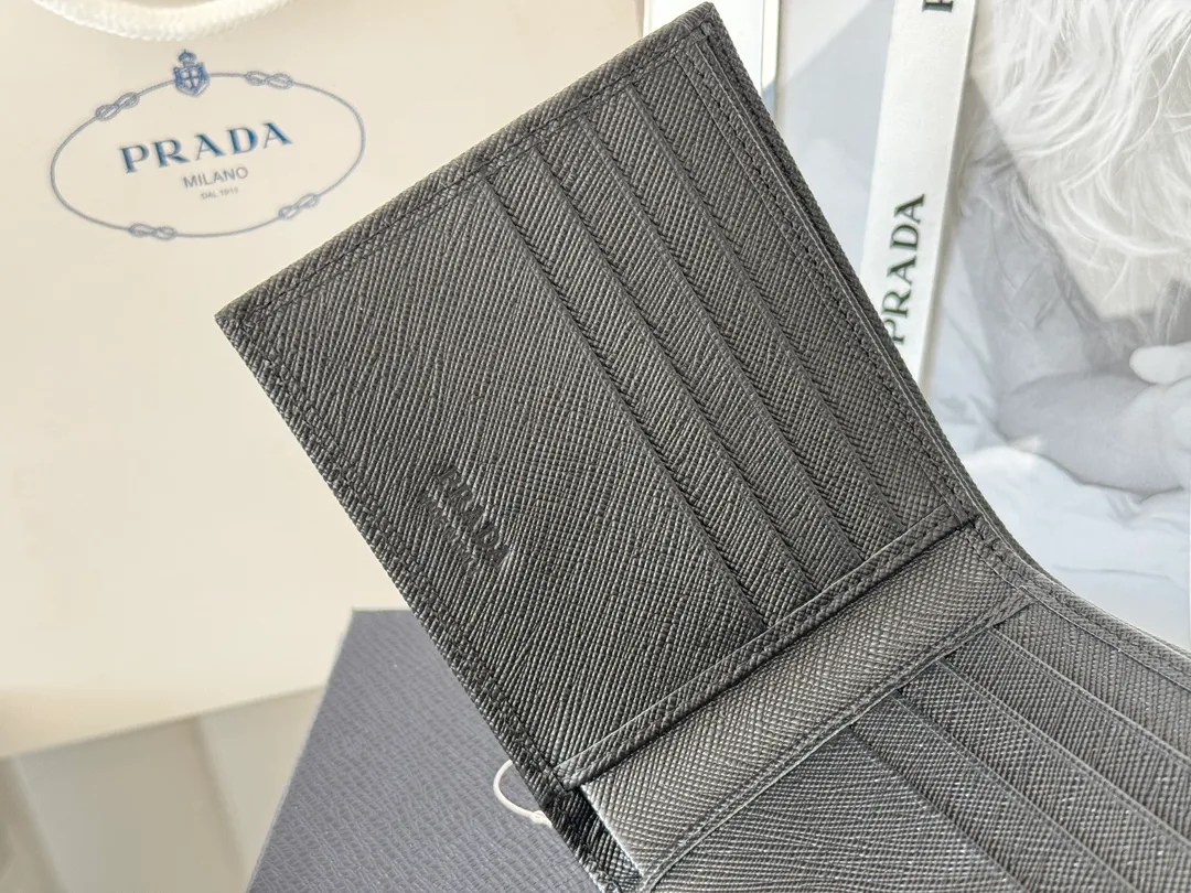 prada men's cross pattern short clip, easy to store, can hold 8 cards and cash, a must-have for men, model 2M0513, original quality, Saffiano cross pattern➕made from imported hardware, size 11cm×9.5cm, color as shown