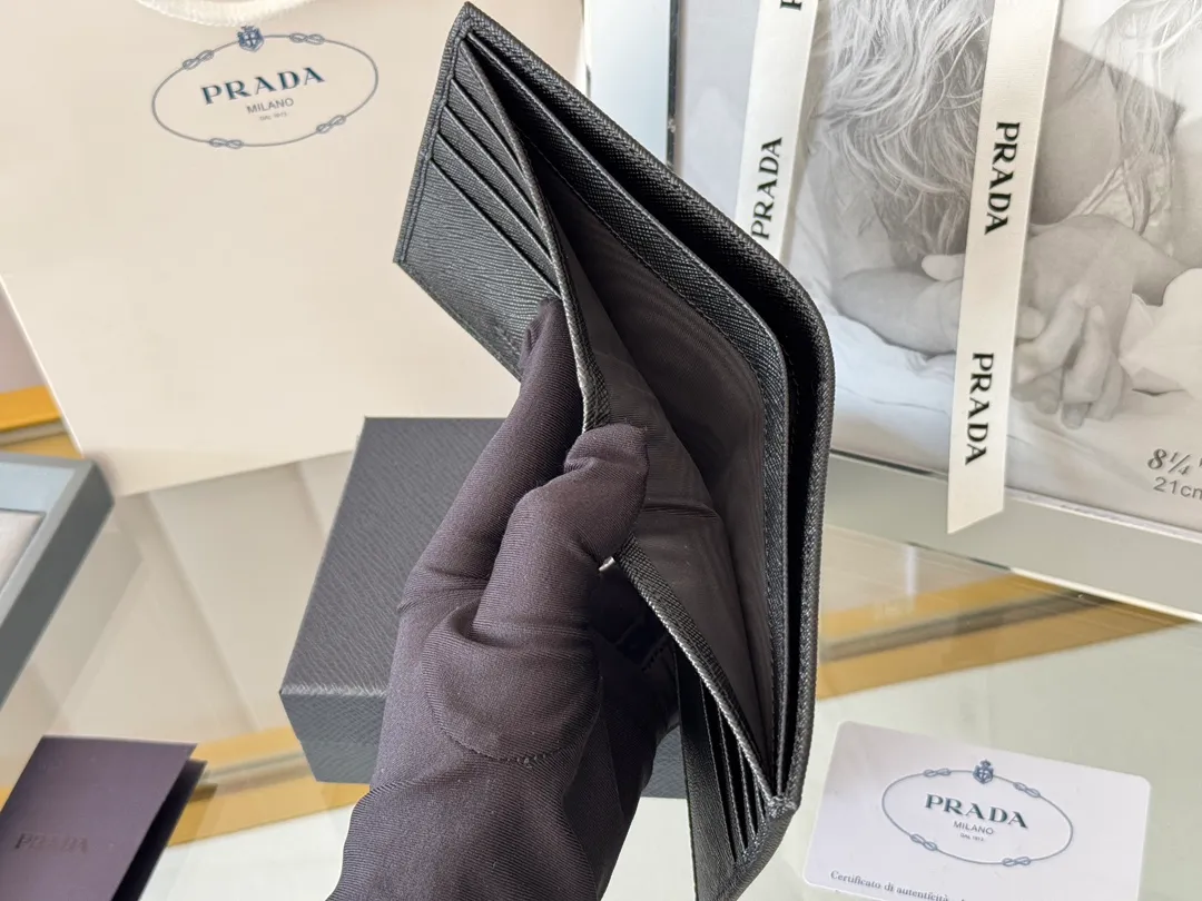 prada men's cross pattern short clip, easy to store, can hold 8 cards and cash, a must-have for men, model 2M0513, original quality, Saffiano cross pattern➕made from imported hardware, size 11cm×9.5cm, color as shown