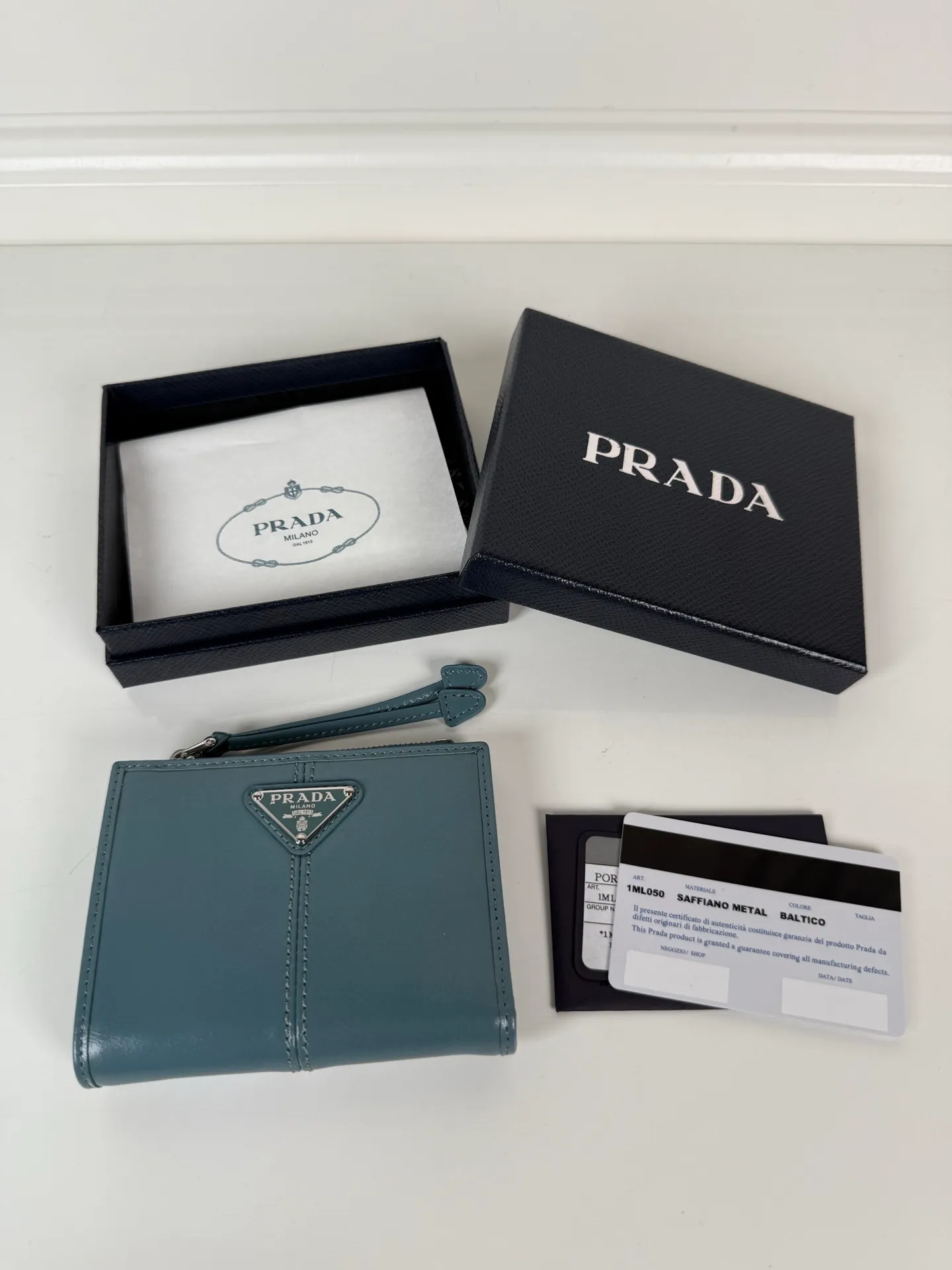 💰440, P Home ➡️ Unisex short wallet, model 1ML050, made of blue waxed leather, eight card slots, one receipt compartment, one zippered coin bag, length 11.5cm, height 9.5cm, 175 steel stamp, meticulous workmanship as shown in the picture