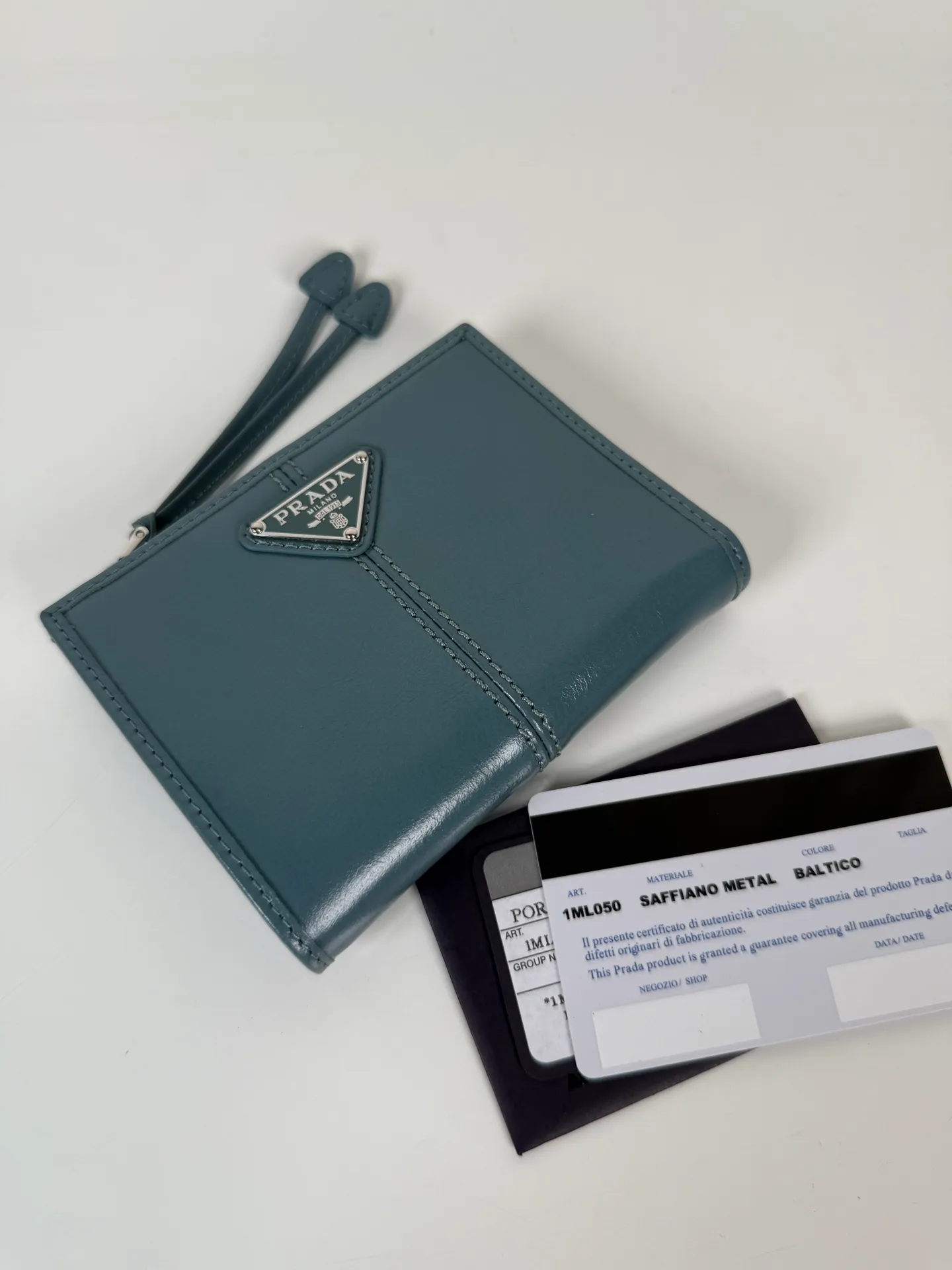 💰440, P Home ➡️ Unisex short wallet, model 1ML050, made of blue waxed leather, eight card slots, one receipt compartment, one zippered coin bag, length 11.5cm, height 9.5cm, 175 steel stamp, meticulous workmanship as shown in the picture