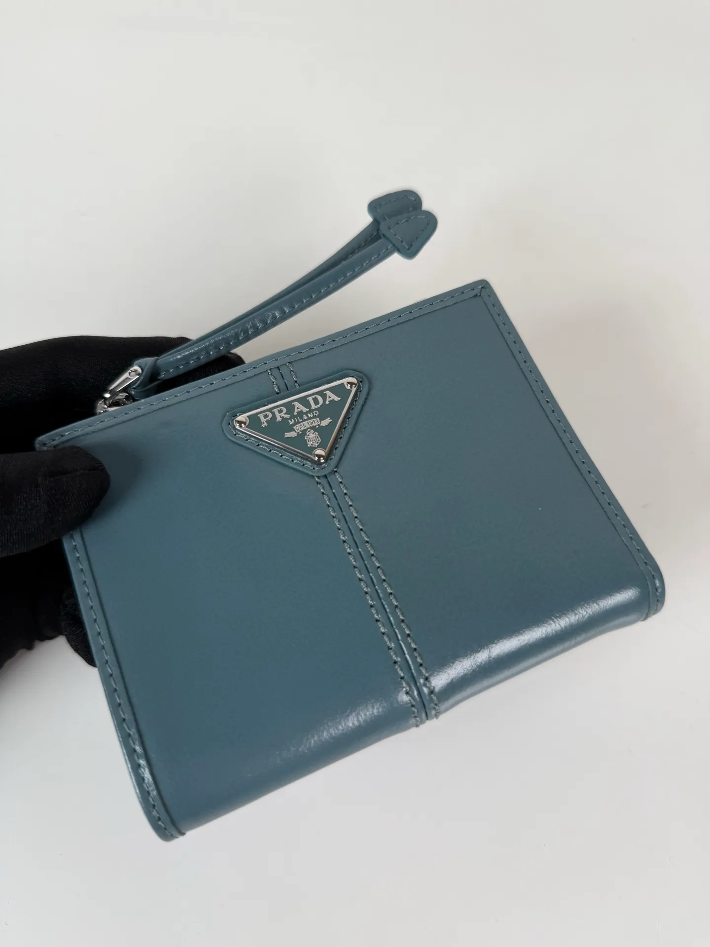 💰440, P Home ➡️ Unisex short wallet, model 1ML050, made of blue waxed leather, eight card slots, one receipt compartment, one zippered coin bag, length 11.5cm, height 9.5cm, 175 steel stamp, meticulous workmanship as shown in the picture