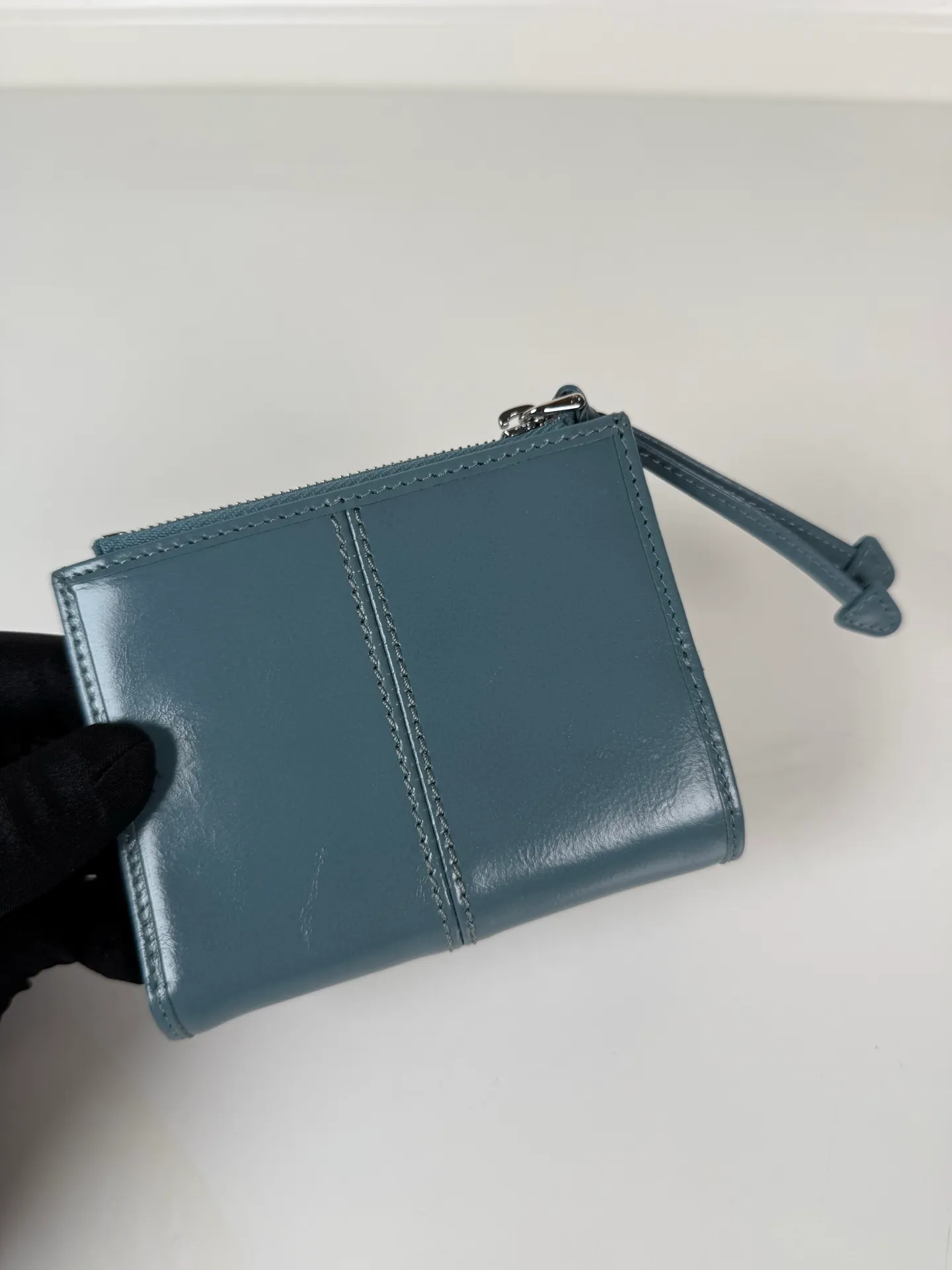 💰440, P Home ➡️ Unisex short wallet, model 1ML050, made of blue waxed leather, eight card slots, one receipt compartment, one zippered coin bag, length 11.5cm, height 9.5cm, 175 steel stamp, meticulous workmanship as shown in the picture