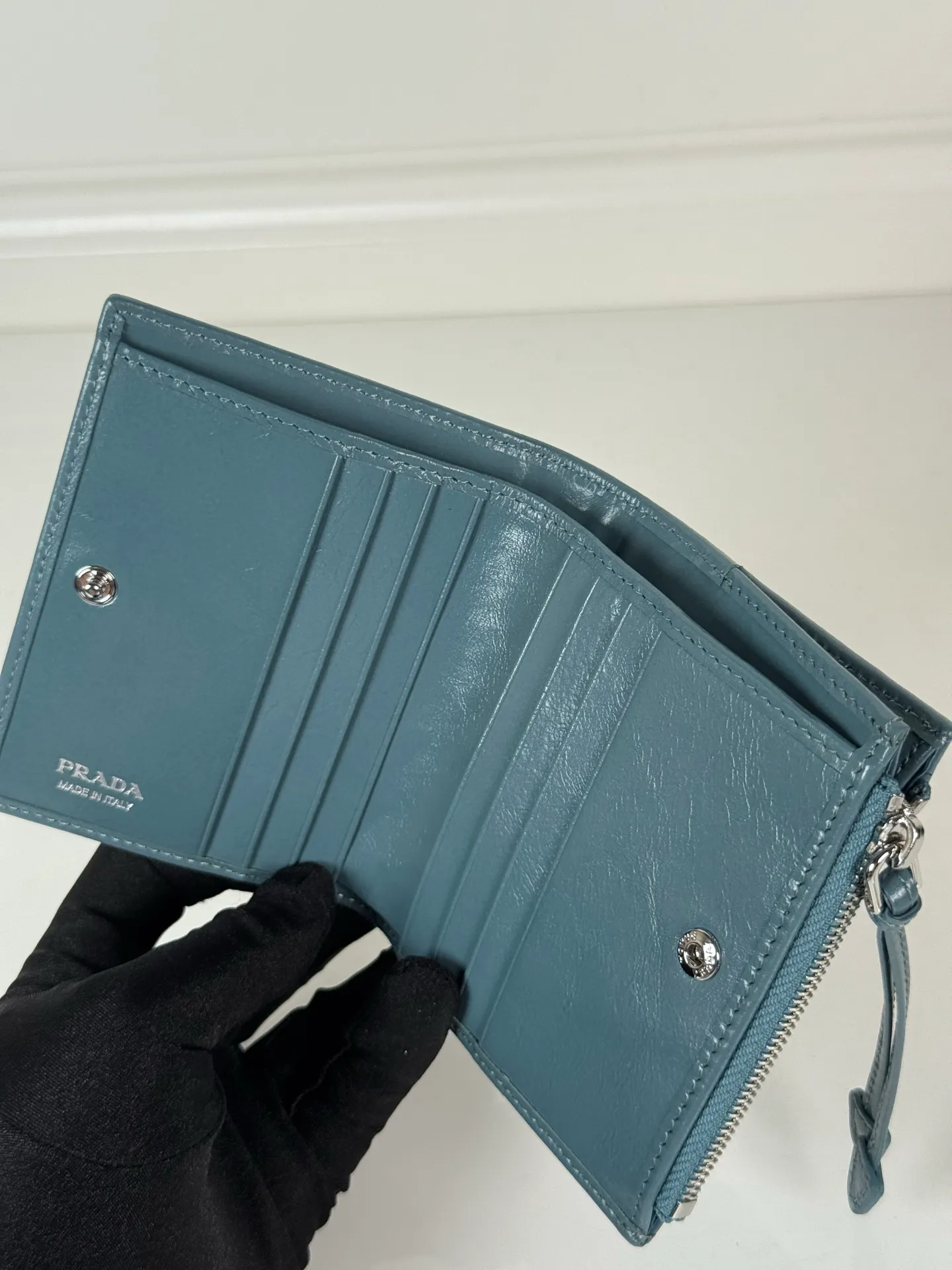 💰440, P Home ➡️ Unisex short wallet, model 1ML050, made of blue waxed leather, eight card slots, one receipt compartment, one zippered coin bag, length 11.5cm, height 9.5cm, 175 steel stamp, meticulous workmanship as shown in the picture