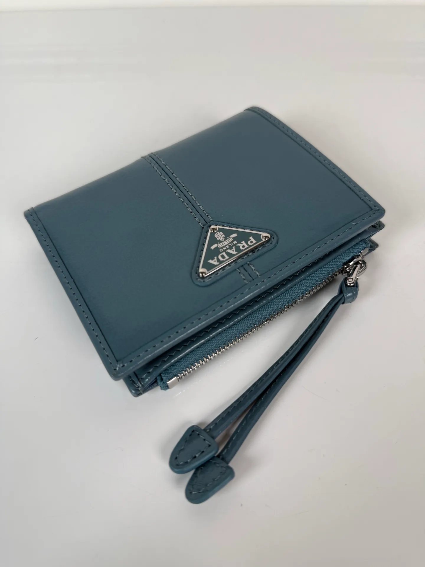 💰440, P Home ➡️ Unisex short wallet, model 1ML050, made of blue waxed leather, eight card slots, one receipt compartment, one zippered coin bag, length 11.5cm, height 9.5cm, 175 steel stamp, meticulous workmanship as shown in the picture