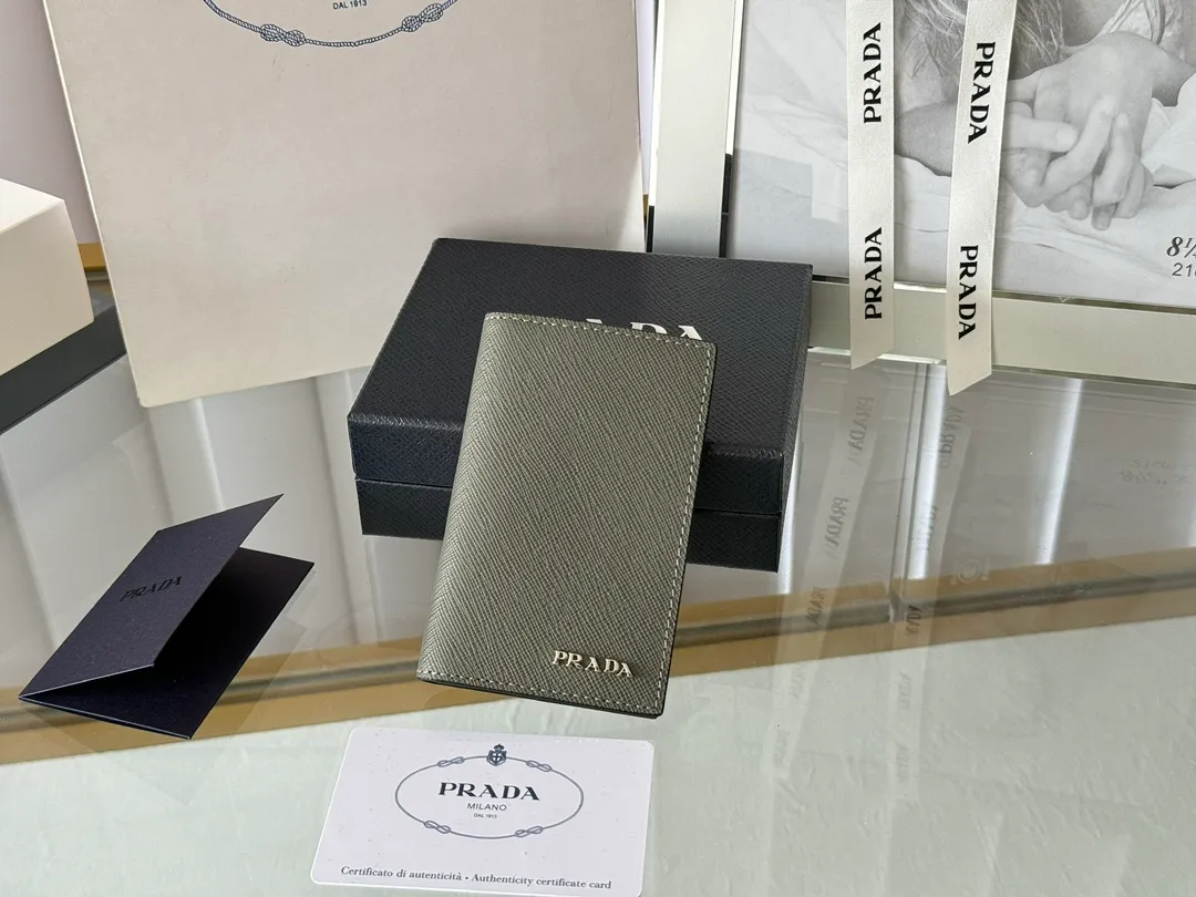Prada cross pattern unisex card holder, can be placed in pockets, bags, and can be held in the hand. Made of cross pattern imported calfskin, pocket card holder, can hold change, 6 card slots, simple, elegant and fashionable. Model 2MC101, color as shown in the picture, size 11×7cm, original quality