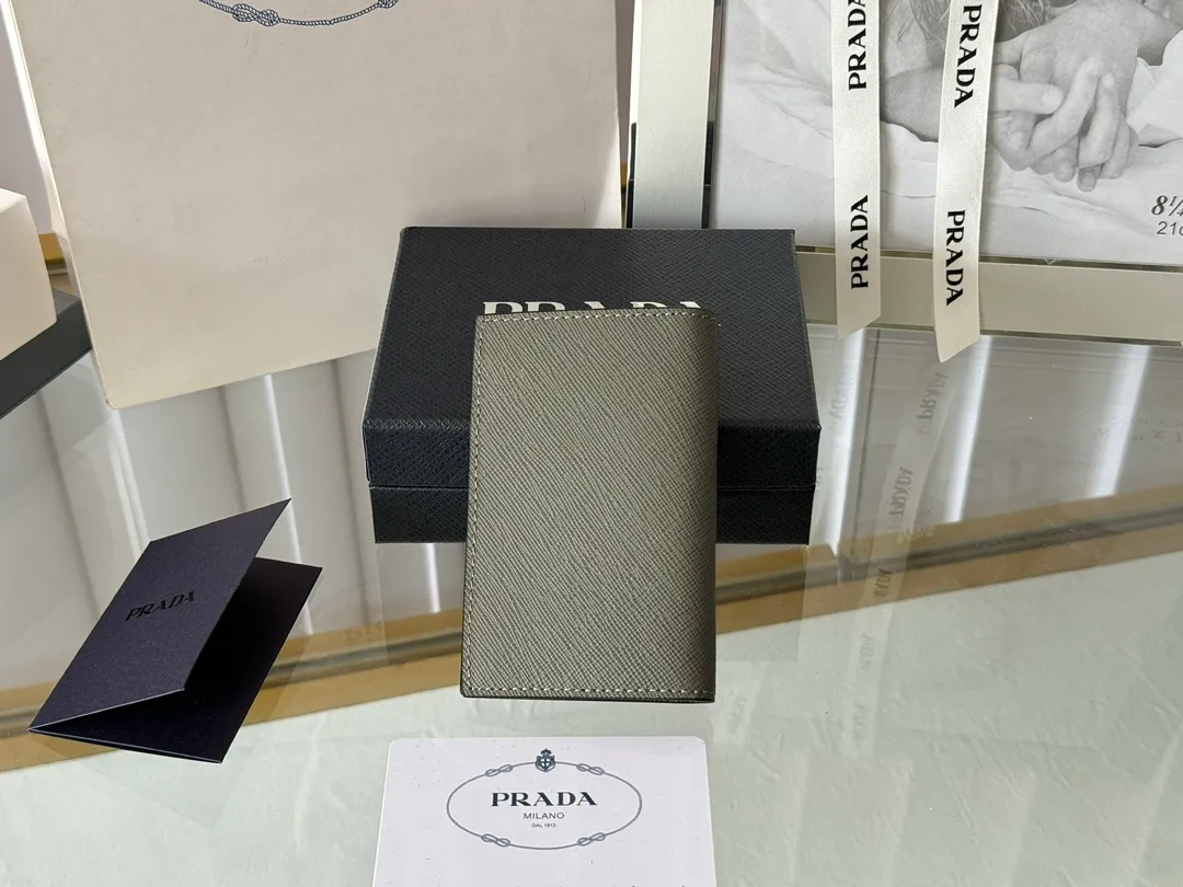 Prada cross pattern unisex card holder, can be placed in pockets, bags, and can be held in the hand. Made of cross pattern imported calfskin, pocket card holder, can hold change, 6 card slots, simple, elegant and fashionable. Model 2MC101, color as shown in the picture, size 11×7cm, original quality