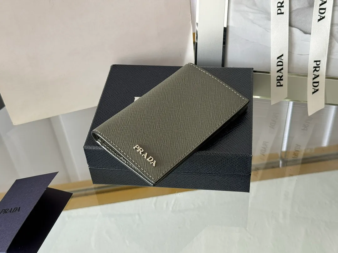 Prada cross pattern unisex card holder, can be placed in pockets, bags, and can be held in the hand. Made of cross pattern imported calfskin, pocket card holder, can hold change, 6 card slots, simple, elegant and fashionable. Model 2MC101, color as shown in the picture, size 11×7cm, original quality