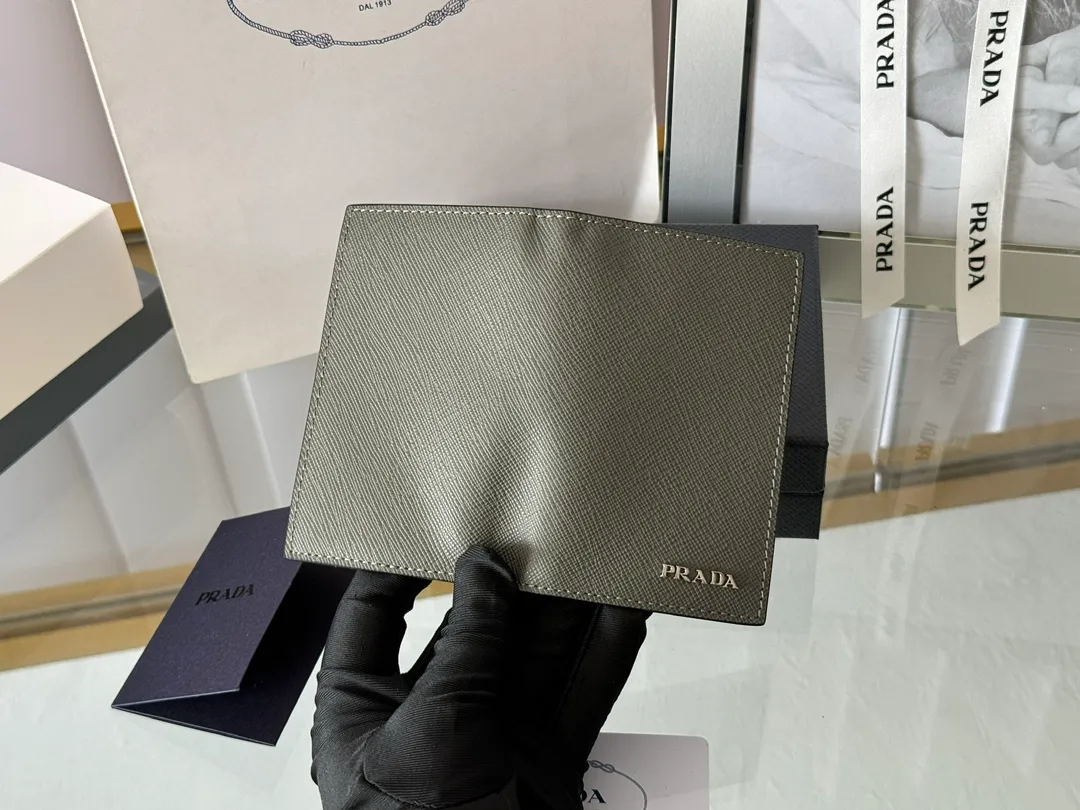 Prada cross pattern unisex card holder, can be placed in pockets, bags, and can be held in the hand. Made of cross pattern imported calfskin, pocket card holder, can hold change, 6 card slots, simple, elegant and fashionable. Model 2MC101, color as shown in the picture, size 11×7cm, original quality