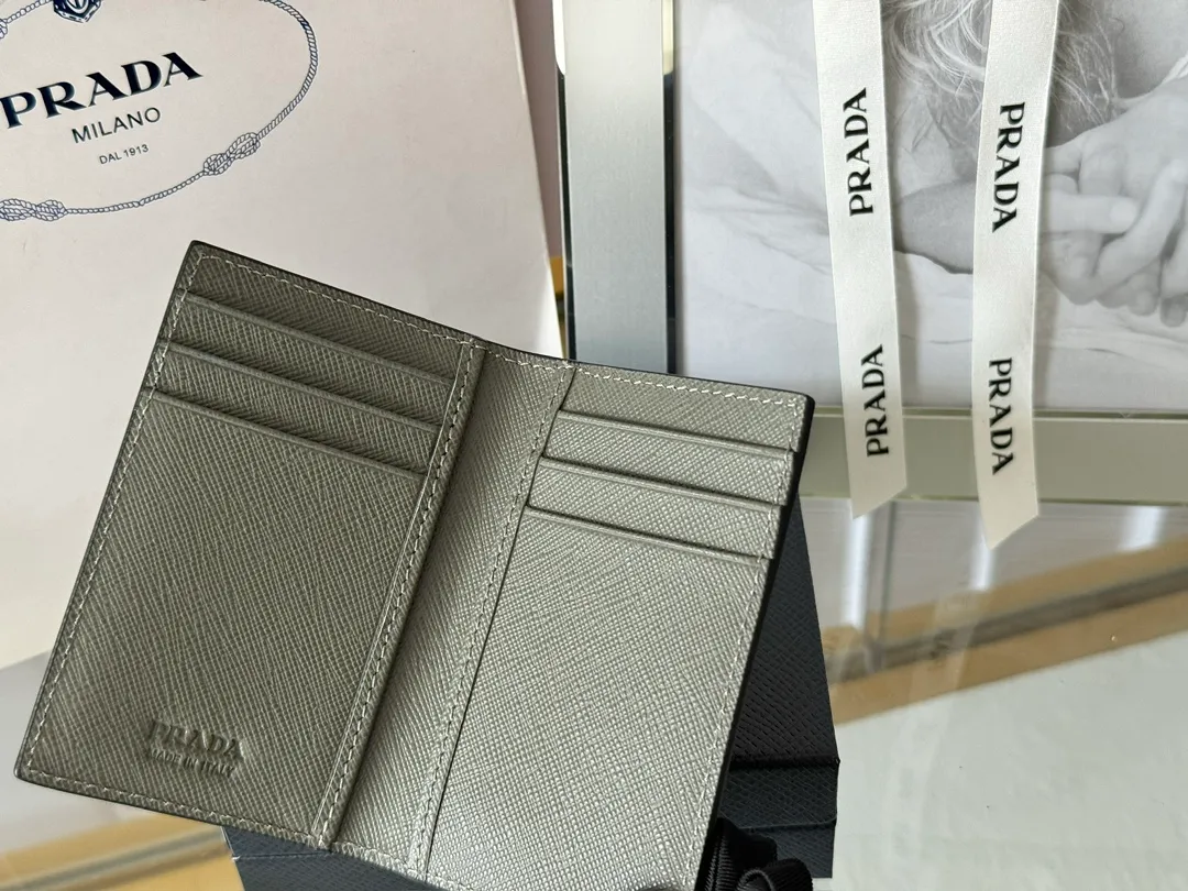 Prada cross pattern unisex card holder, can be placed in pockets, bags, and can be held in the hand. Made of cross pattern imported calfskin, pocket card holder, can hold change, 6 card slots, simple, elegant and fashionable. Model 2MC101, color as shown in the picture, size 11×7cm, original quality