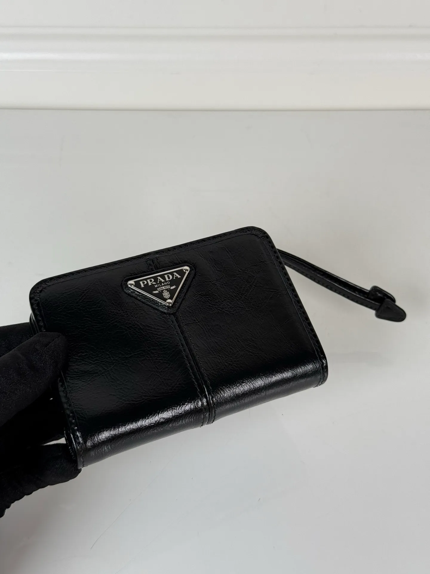 💰560, P Home ➡️ Short clip made of black waxed cowhide, model 1ML018, snap-button design, equipped with 9 card slots, a banknote compartment, and a zippered zero compartment, size 12 x 8cm, small but fully functional, practical and fashionable, can be held in hand or placed in a bag, high-quality workmanship, a good choice for personal use, and a best choice for personal use🎁