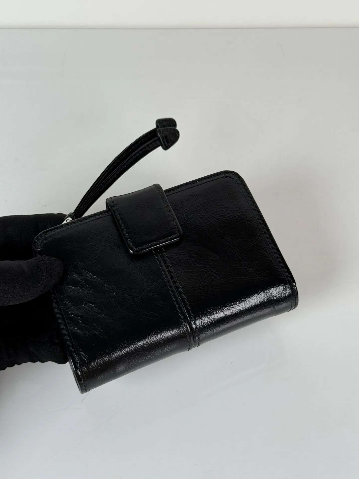 💰560, P Home ➡️ Short clip made of black waxed cowhide, model 1ML018, snap-button design, equipped with 9 card slots, a banknote compartment, and a zippered zero compartment, size 12 x 8cm, small but fully functional, practical and fashionable, can be held in hand or placed in a bag, high-quality workmanship, a good choice for personal use, and a best choice for personal use🎁