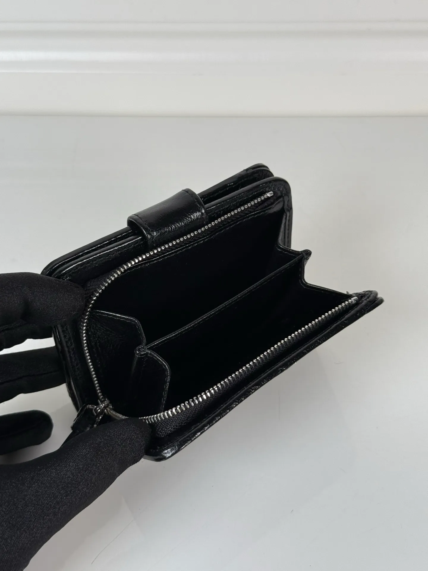 💰560, P Home ➡️ Short clip made of black waxed cowhide, model 1ML018, snap-button design, equipped with 9 card slots, a banknote compartment, and a zippered zero compartment, size 12 x 8cm, small but fully functional, practical and fashionable, can be held in hand or placed in a bag, high-quality workmanship, a good choice for personal use, and a best choice for personal use🎁