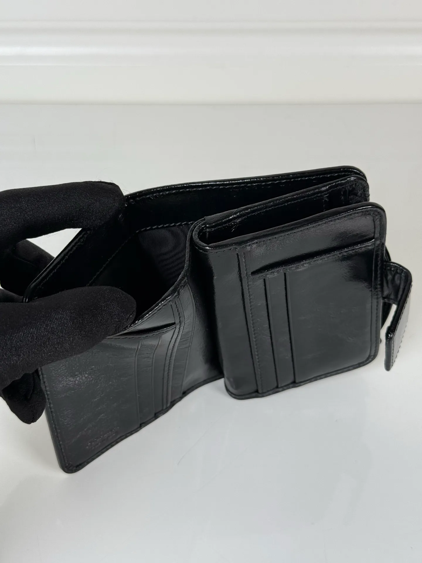 💰560, P Home ➡️ Short clip made of black waxed cowhide, model 1ML018, snap-button design, equipped with 9 card slots, a banknote compartment, and a zippered zero compartment, size 12 x 8cm, small but fully functional, practical and fashionable, can be held in hand or placed in a bag, high-quality workmanship, a good choice for personal use, and a best choice for personal use🎁