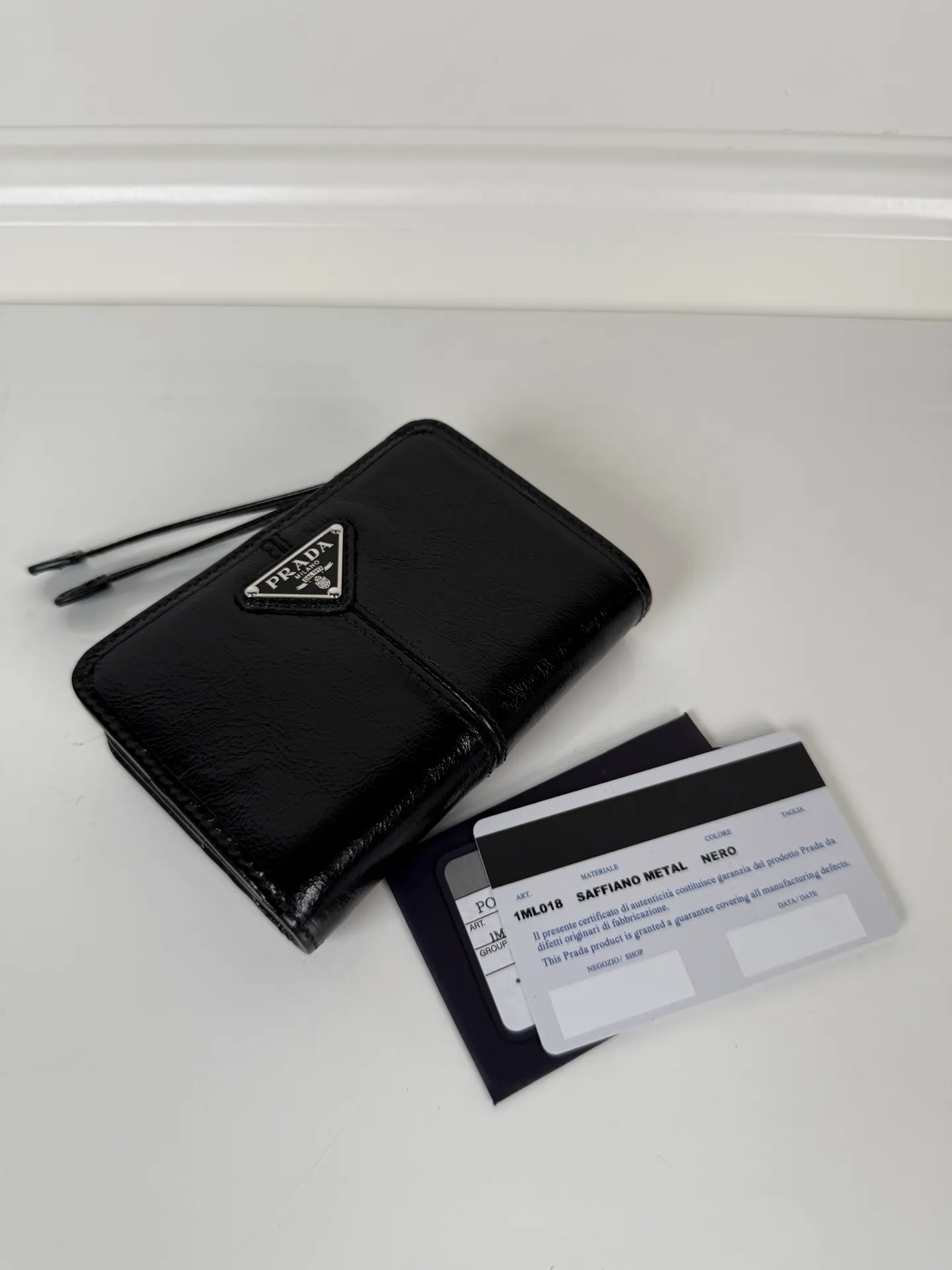 💰560, P Home ➡️ Short clip made of black waxed cowhide, model 1ML018, snap-button design, equipped with 9 card slots, a banknote compartment, and a zippered zero compartment, size 12 x 8cm, small but fully functional, practical and fashionable, can be held in hand or placed in a bag, high-quality workmanship, a good choice for personal use, and a best choice for personal use🎁