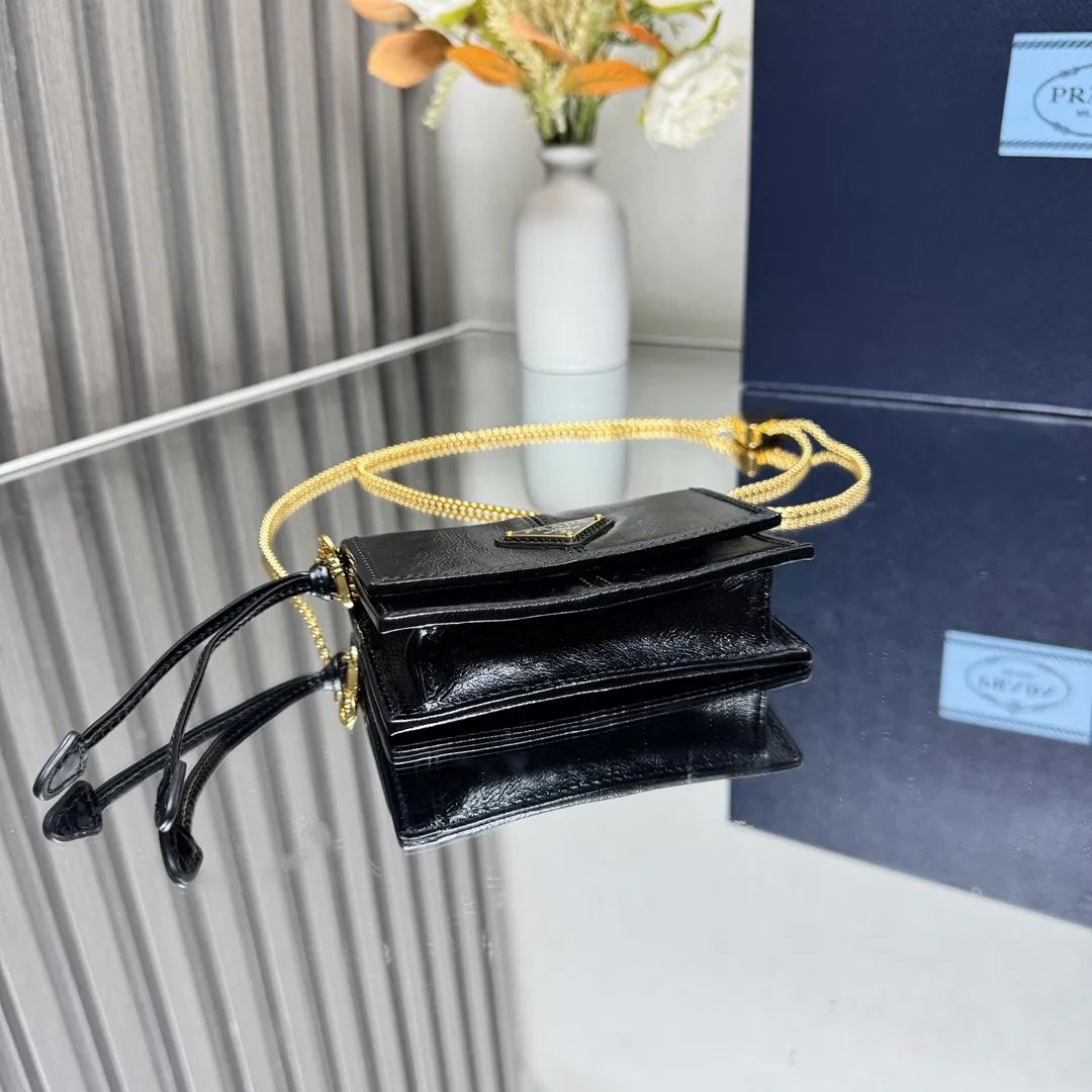 P560 [Top original order] Prada's new chain card holder 💼Model 1MR034, 164 OEM code✨ This card holder is a delicate and low-key accessory, highlighting fashionable design and superior materials. An enameled metal triangle logo adds sophistication, and a detachable chain shoulder strap makes it versatile. Snap button closure, enameled metal triangle logo, two card slots, detachable chain shoulder strap 🏅️🏅️🏅️Size: 11.5*8*2.5cm