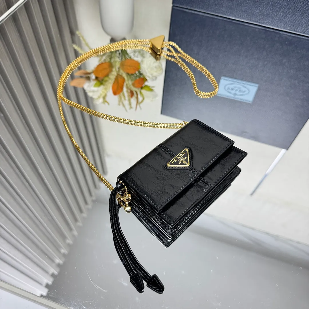 P560 [Top original order] Prada's new chain card holder 💼Model 1MR034, 164 OEM code✨ This card holder is a delicate and low-key accessory, highlighting fashionable design and superior materials. An enameled metal triangle logo adds sophistication, and a detachable chain shoulder strap makes it versatile. Snap button closure, enameled metal triangle logo, two card slots, detachable chain shoulder strap 🏅️🏅️🏅️Size: 11.5*8*2.5cm
