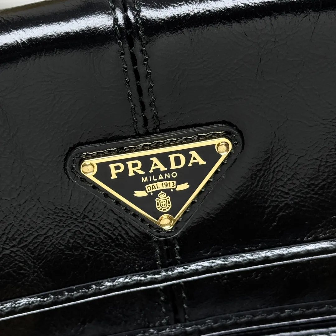 P560 [Top original order] Prada's new chain card holder 💼Model 1MR034, 164 OEM code✨ This card holder is a delicate and low-key accessory, highlighting fashionable design and superior materials. An enameled metal triangle logo adds sophistication, and a detachable chain shoulder strap makes it versatile. Snap button closure, enameled metal triangle logo, two card slots, detachable chain shoulder strap 🏅️🏅️🏅️Size: 11.5*8*2.5cm