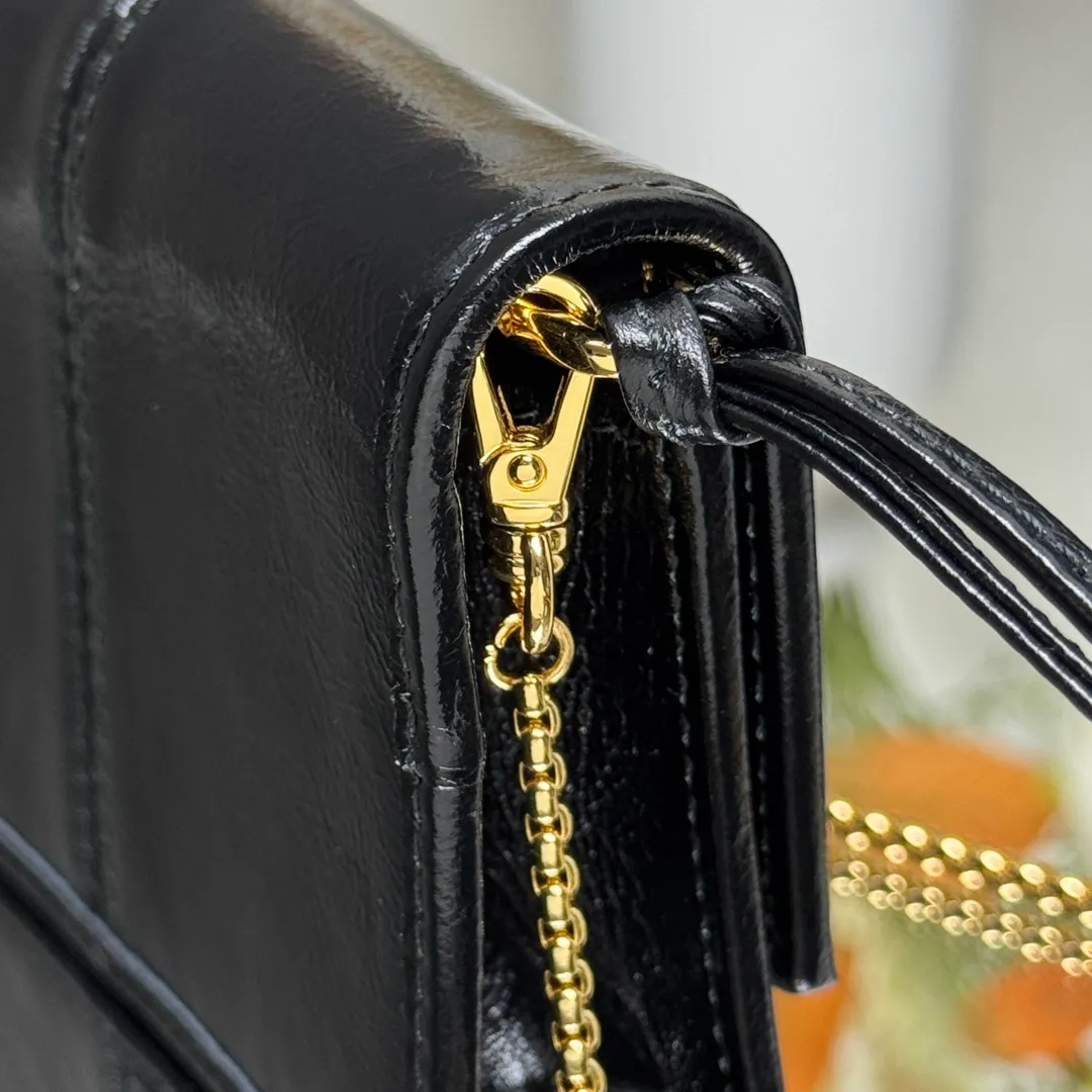 P560 [Top original order] Prada's new chain card holder 💼Model 1MR034, 164 OEM code✨ This card holder is a delicate and low-key accessory, highlighting fashionable design and superior materials. An enameled metal triangle logo adds sophistication, and a detachable chain shoulder strap makes it versatile. Snap button closure, enameled metal triangle logo, two card slots, detachable chain shoulder strap 🏅️🏅️🏅️Size: 11.5*8*2.5cm