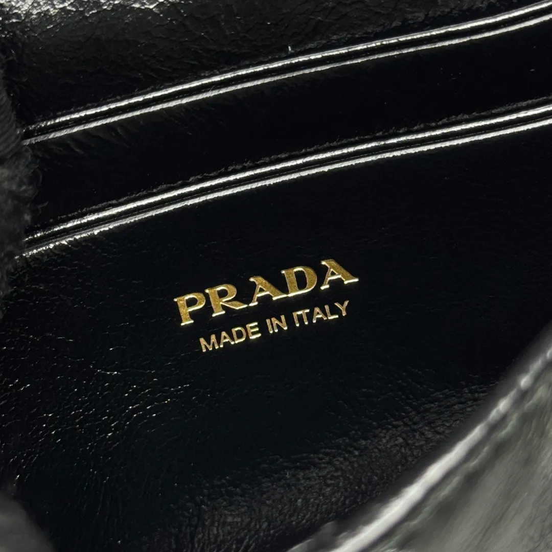 P560 [Top original order] Prada's new chain card holder 💼Model 1MR034, 164 OEM code✨ This card holder is a delicate and low-key accessory, highlighting fashionable design and superior materials. An enameled metal triangle logo adds sophistication, and a detachable chain shoulder strap makes it versatile. Snap button closure, enameled metal triangle logo, two card slots, detachable chain shoulder strap 🏅️🏅️🏅️Size: 11.5*8*2.5cm