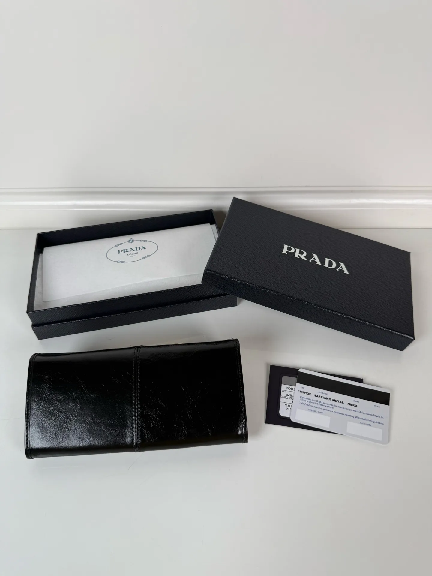 💰600, P Home➡️Ladies flip wallet, model 1MH132, black, made of imported oil-waxed cowhide, original quality, size 18.7x9.5cm, taken in kind, what you see is what you get