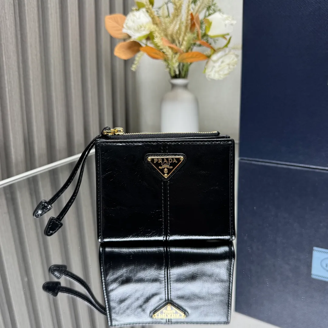 P440 [Top original order] PRADA's new short wallet 💼1ML050, internal code 164 OEM code ✨ This leather wallet is embellished with an enamel metal triangle logo, with a sleek and elegant design. The wallet has simple lines and features zippered coin compartments, bill compartments and card slots. The interior of this style is designed with six card slots, two inner pockets, and a bill compartment. to ensure that personal belongings are safe and secure. It is a piece worth collecting. 🏅️🏅️🏅️Size: 11.5*8.5cm