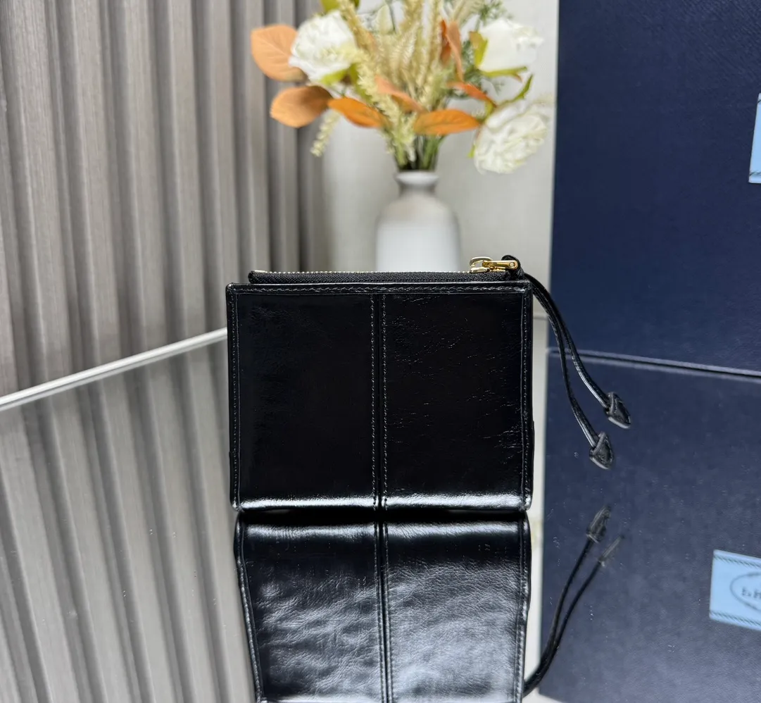 P440 [Top original order] PRADA's new short wallet 💼1ML050, internal code 164 OEM code ✨ This leather wallet is embellished with an enamel metal triangle logo, with a sleek and elegant design. The wallet has simple lines and features zippered coin compartments, bill compartments and card slots. The interior of this style is designed with six card slots, two inner pockets, and a bill compartment. to ensure that personal belongings are safe and secure. It is a piece worth collecting. 🏅️🏅️🏅️Size: 11.5*8.5cm