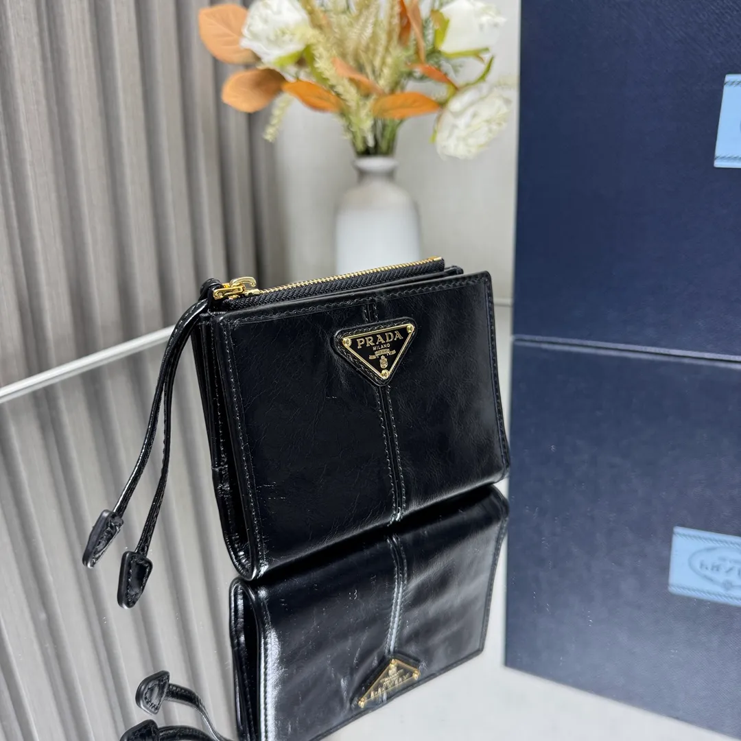 P440 [Top original order] PRADA's new short wallet 💼1ML050, internal code 164 OEM code ✨ This leather wallet is embellished with an enamel metal triangle logo, with a sleek and elegant design. The wallet has simple lines and features zippered coin compartments, bill compartments and card slots. The interior of this style is designed with six card slots, two inner pockets, and a bill compartment. to ensure that personal belongings are safe and secure. It is a piece worth collecting. 🏅️🏅️🏅️Size: 11.5*8.5cm