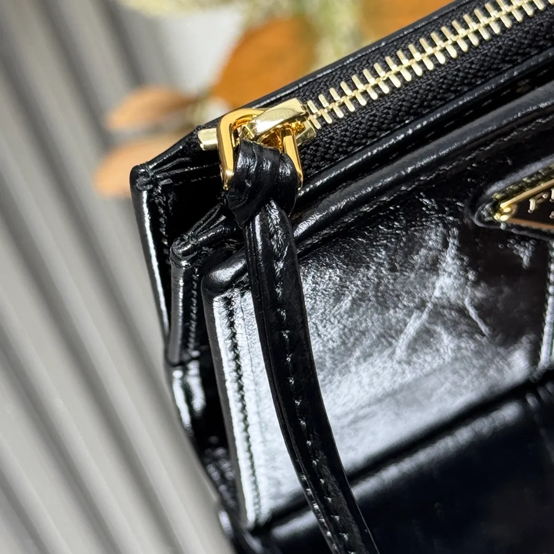 P440 [Top original order] PRADA's new short wallet 💼1ML050, internal code 164 OEM code ✨ This leather wallet is embellished with an enamel metal triangle logo, with a sleek and elegant design. The wallet has simple lines and features zippered coin compartments, bill compartments and card slots. The interior of this style is designed with six card slots, two inner pockets, and a bill compartment. to ensure that personal belongings are safe and secure. It is a piece worth collecting. 🏅️🏅️🏅️Size: 11.5*8.5cm