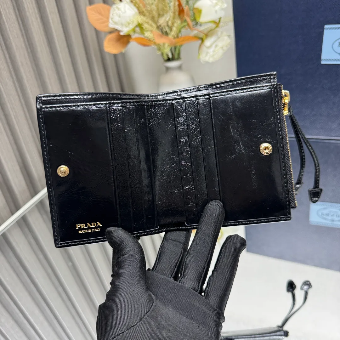 P440 [Top original order] PRADA's new short wallet 💼1ML050, internal code 164 OEM code ✨ This leather wallet is embellished with an enamel metal triangle logo, with a sleek and elegant design. The wallet has simple lines and features zippered coin compartments, bill compartments and card slots. The interior of this style is designed with six card slots, two inner pockets, and a bill compartment. to ensure that personal belongings are safe and secure. It is a piece worth collecting. 🏅️🏅️🏅️Size: 11.5*8.5cm