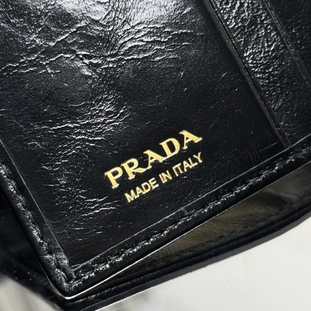 P440 [Top original order] PRADA's new short wallet 💼1ML050, internal code 164 OEM code ✨ This leather wallet is embellished with an enamel metal triangle logo, with a sleek and elegant design. The wallet has simple lines and features zippered coin compartments, bill compartments and card slots. The interior of this style is designed with six card slots, two inner pockets, and a bill compartment. to ensure that personal belongings are safe and secure. It is a piece worth collecting. 🏅️🏅️🏅️Size: 11.5*8.5cm