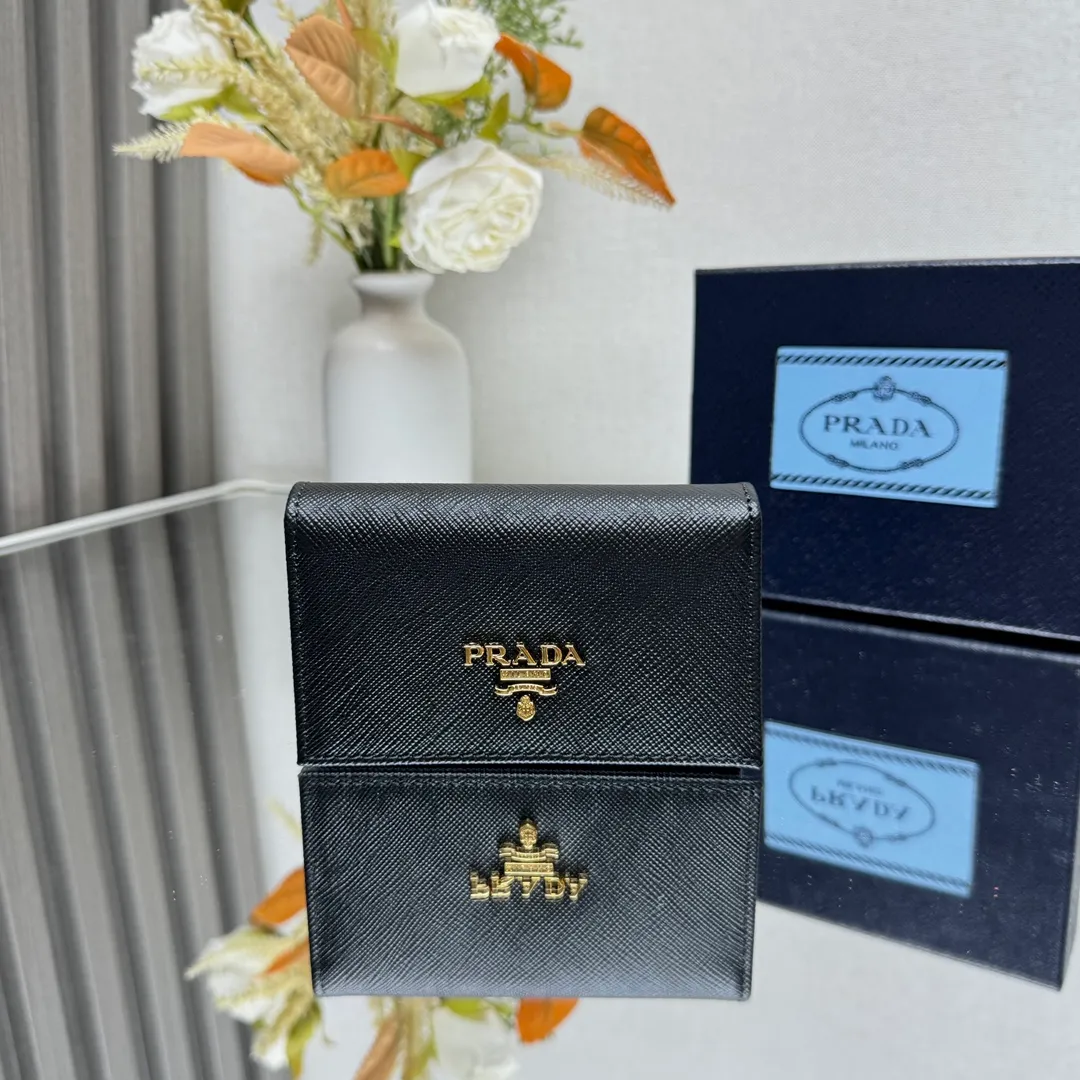 P400 [Top original order] Prada classic card holder 💼Model 1MC122, this elegant card holder is made of the brand’s signature exquisite Saffiano leather. The Prada enameled metal triangle logo decoration highlights the brand style. The body of the clip has snap buttons and four interior card slots. Hot🔥Hot-selling model🏅️🏅️🏅️Size: 6.5*11*2.5cm, 164 OEM code