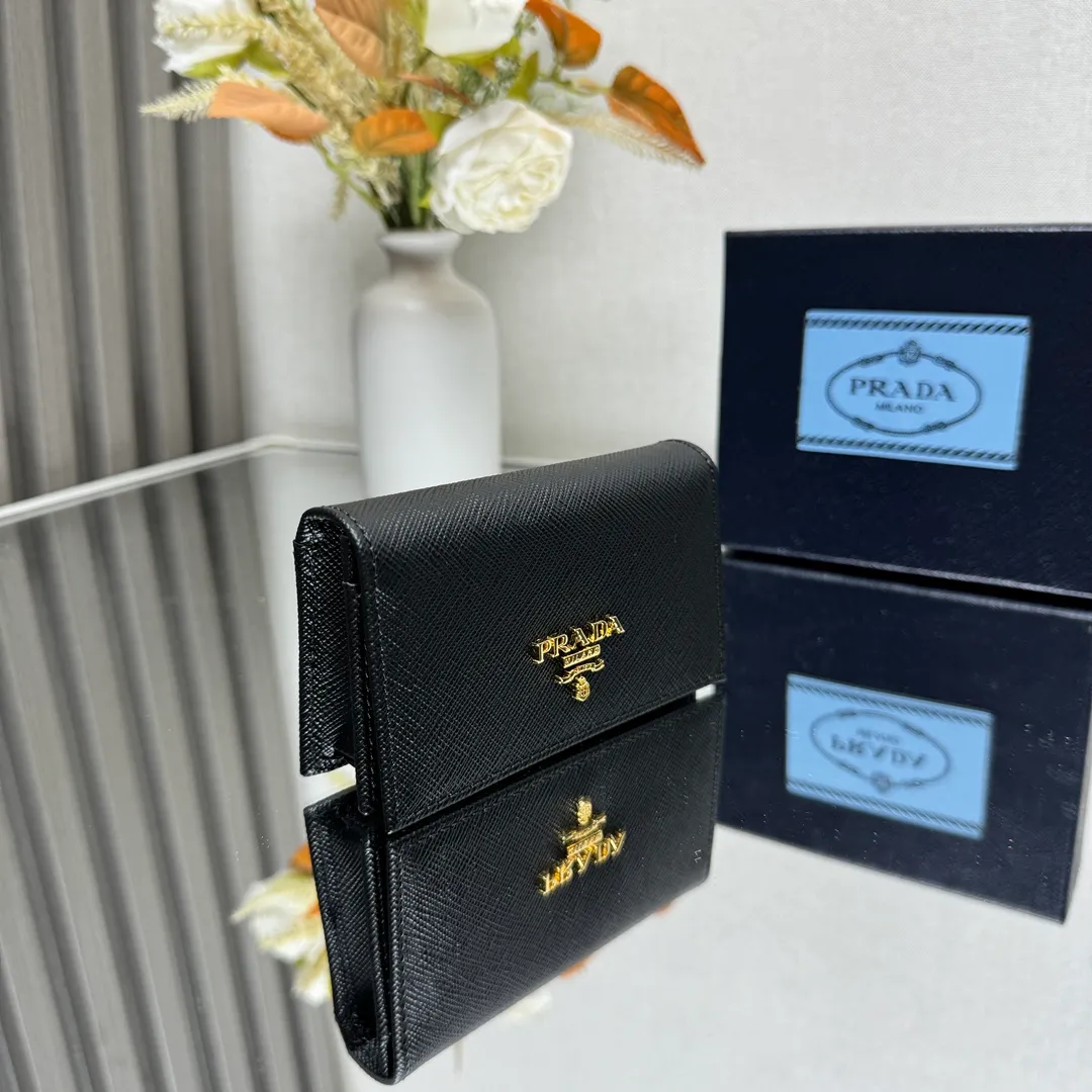 P400 [Top original order] Prada classic card holder 💼Model 1MC122, this elegant card holder is made of the brand’s signature exquisite Saffiano leather. The Prada enameled metal triangle logo decoration highlights the brand style. The body of the clip has snap buttons and four interior card slots. Hot🔥Hot-selling model🏅️🏅️🏅️Size: 6.5*11*2.5cm, 164 OEM code