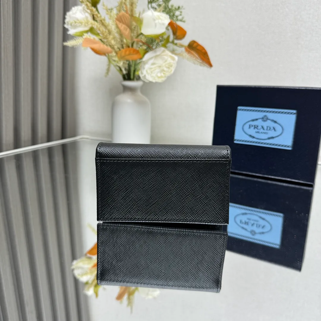 P400 [Top original order] Prada classic card holder 💼Model 1MC122, this elegant card holder is made of the brand’s signature exquisite Saffiano leather. The Prada enameled metal triangle logo decoration highlights the brand style. The body of the clip has snap buttons and four interior card slots. Hot🔥Hot-selling model🏅️🏅️🏅️Size: 6.5*11*2.5cm, 164 OEM code