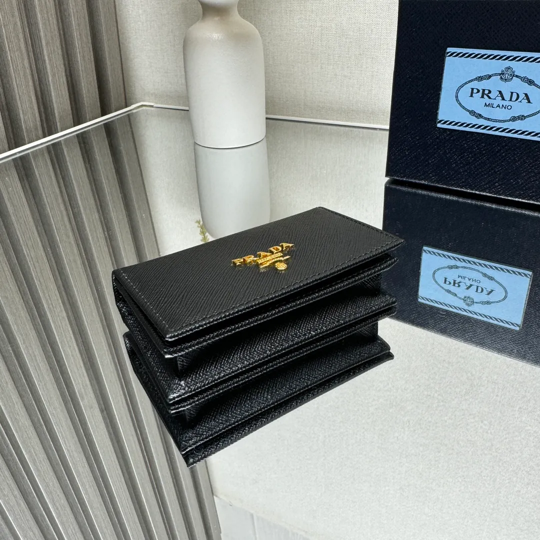 P400 [Top original order] Prada classic card holder 💼Model 1MC122, this elegant card holder is made of the brand’s signature exquisite Saffiano leather. The Prada enameled metal triangle logo decoration highlights the brand style. The body of the clip has snap buttons and four interior card slots. Hot🔥Hot-selling model🏅️🏅️🏅️Size: 6.5*11*2.5cm, 164 OEM code