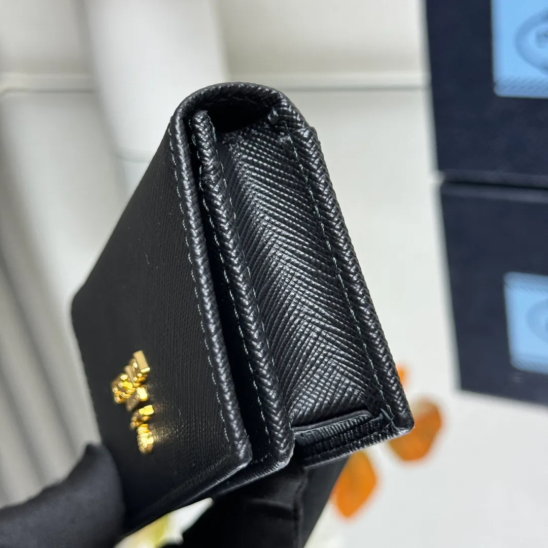 P400 [Top original order] Prada classic card holder 💼Model 1MC122, this elegant card holder is made of the brand’s signature exquisite Saffiano leather. The Prada enameled metal triangle logo decoration highlights the brand style. The body of the clip has snap buttons and four interior card slots. Hot🔥Hot-selling model🏅️🏅️🏅️Size: 6.5*11*2.5cm, 164 OEM code