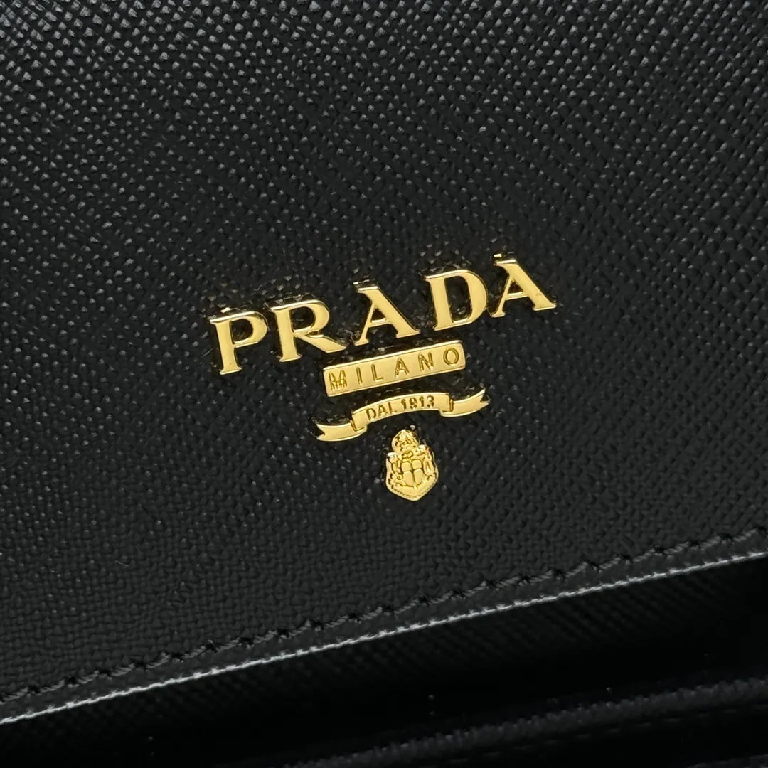 P400 [Top original order] Prada classic card holder 💼Model 1MC122, this elegant card holder is made of the brand’s signature exquisite Saffiano leather. The Prada enameled metal triangle logo decoration highlights the brand style. The body of the clip has snap buttons and four interior card slots. Hot🔥Hot-selling model🏅️🏅️🏅️Size: 6.5*11*2.5cm, 164 OEM code