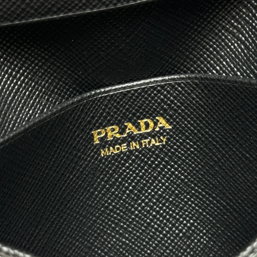 P400 [Top original order] Prada classic card holder 💼Model 1MC122, this elegant card holder is made of the brand’s signature exquisite Saffiano leather. The Prada enameled metal triangle logo decoration highlights the brand style. The body of the clip has snap buttons and four interior card slots. Hot🔥Hot-selling model🏅️🏅️🏅️Size: 6.5*11*2.5cm, 164 OEM code