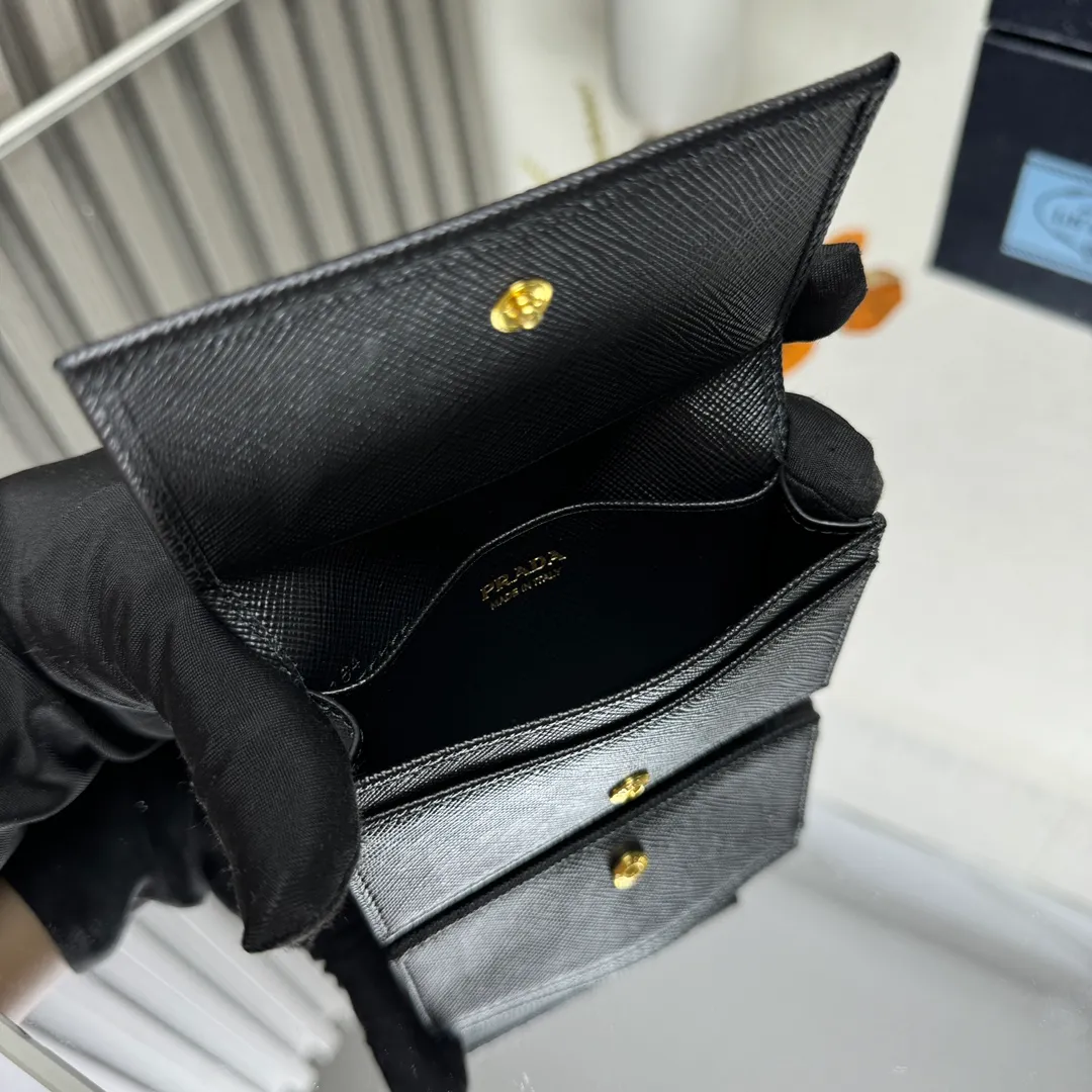 P400 [Top original order] Prada classic card holder 💼Model 1MC122, this elegant card holder is made of the brand’s signature exquisite Saffiano leather. The Prada enameled metal triangle logo decoration highlights the brand style. The body of the clip has snap buttons and four interior card slots. Hot🔥Hot-selling model🏅️🏅️🏅️Size: 6.5*11*2.5cm, 164 OEM code
