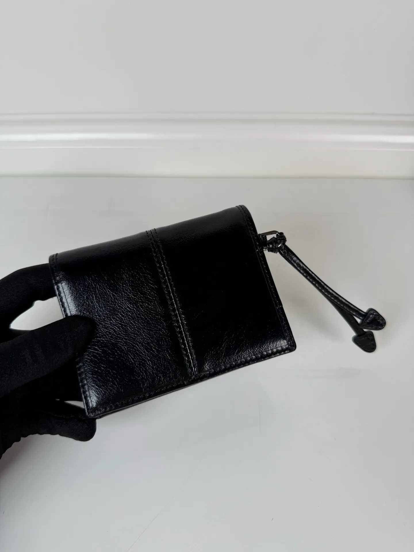 💰480, P Home ➡️Women's two-fold short clip, model 1M0204, black waxed cowhide, length 11.2 height 9.5cm, simple and practical to enhance personal taste, 175 steel stamp