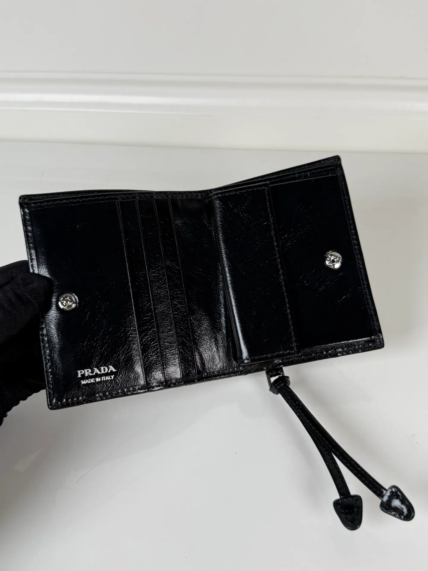 💰480, P Home ➡️Women's two-fold short clip, model 1M0204, black waxed cowhide, length 11.2 height 9.5cm, simple and practical to enhance personal taste, 175 steel stamp