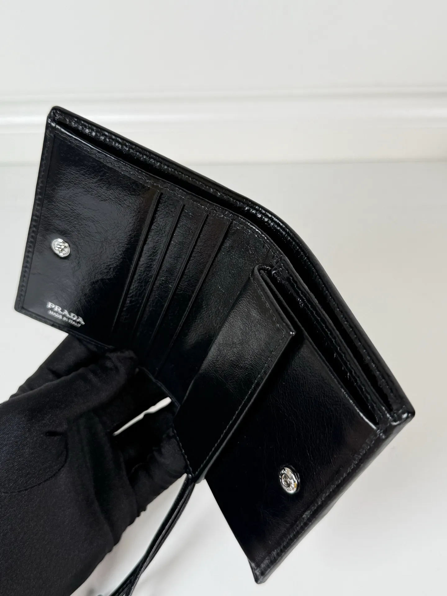 💰480, P Home ➡️Women's two-fold short clip, model 1M0204, black waxed cowhide, length 11.2 height 9.5cm, simple and practical to enhance personal taste, 175 steel stamp