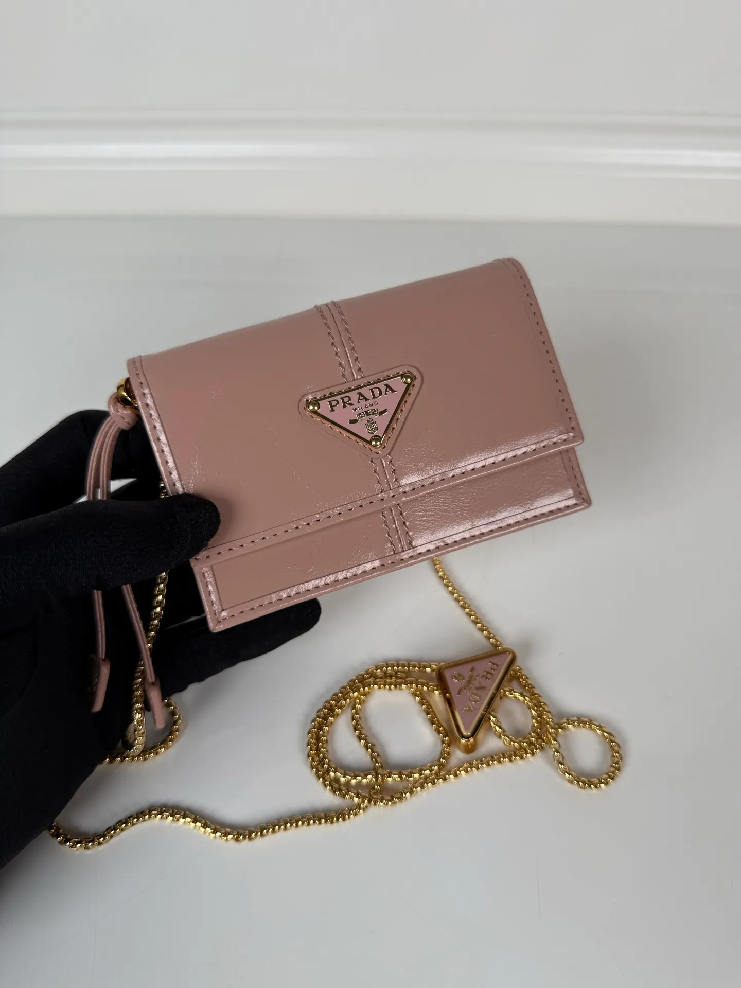 💰900; P Home ➡️Multifunctional mini backpack for women, model 1MR034, flip-top card holder with detachable Saffiano leather shoulder strap, metal triangular micro-mark decorating the front, size 11.5 x8 x2.5cm, two card slots inside, snap closure, in summer it is a mini backpack, in winter it can be turned into a small card holder by removing the shoulder strap, super practical and worth owning👍